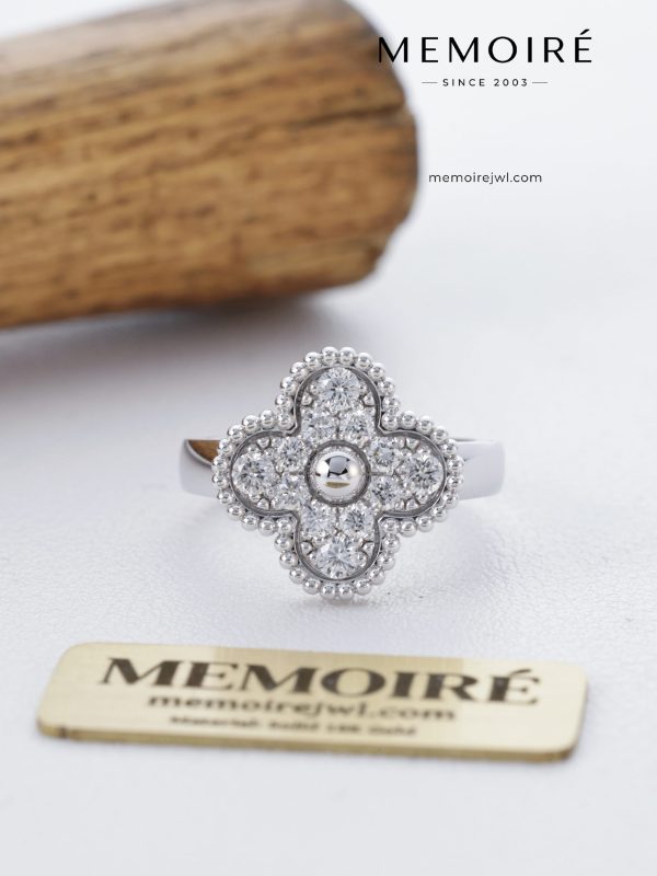 MEMOIRÉ 18K White Gold Full-Pavé Clover Statement Ring