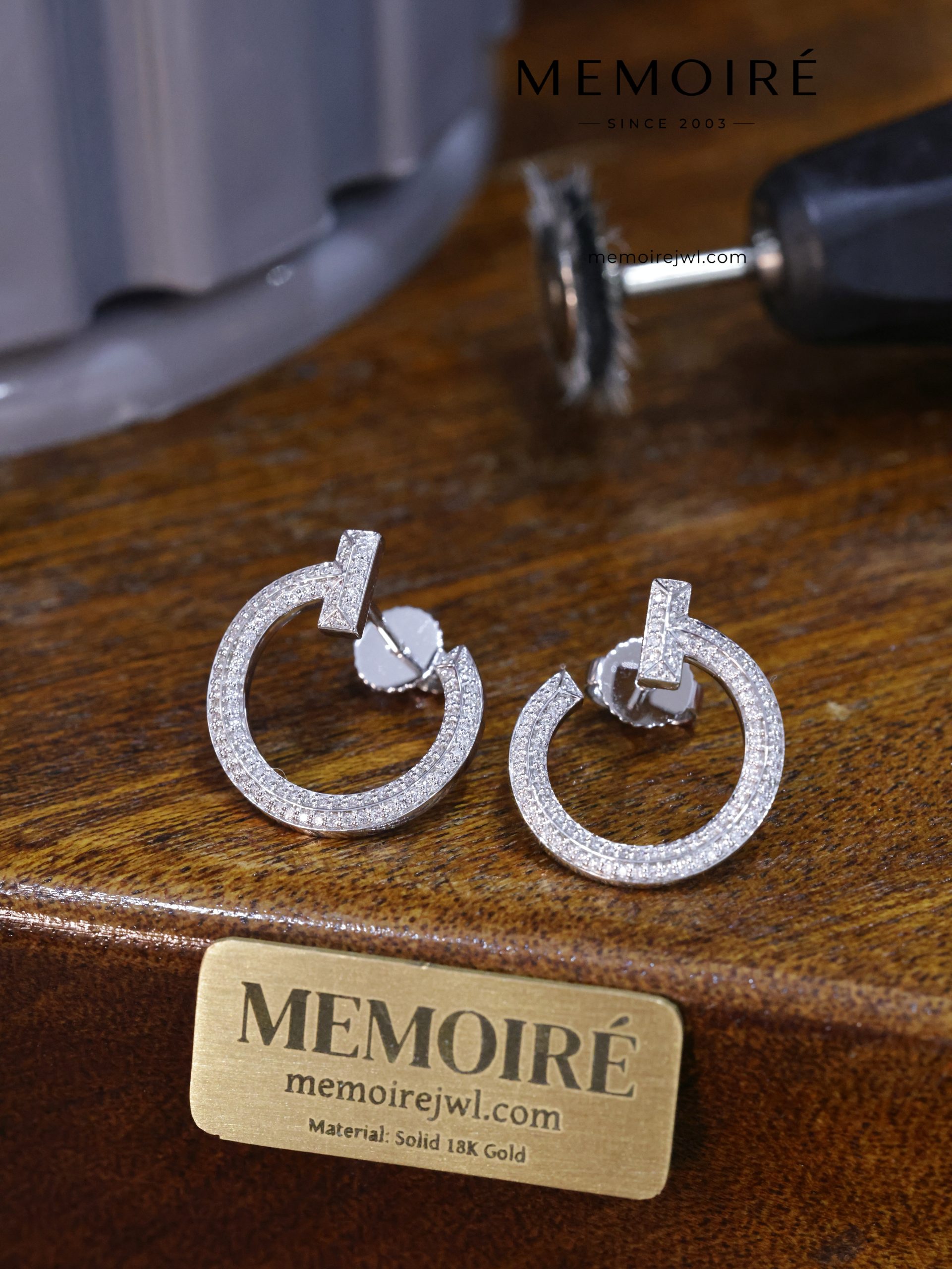MEMOIRÉ 18K White Gold T-Bar Hoop Diamond Earrings - Image 4