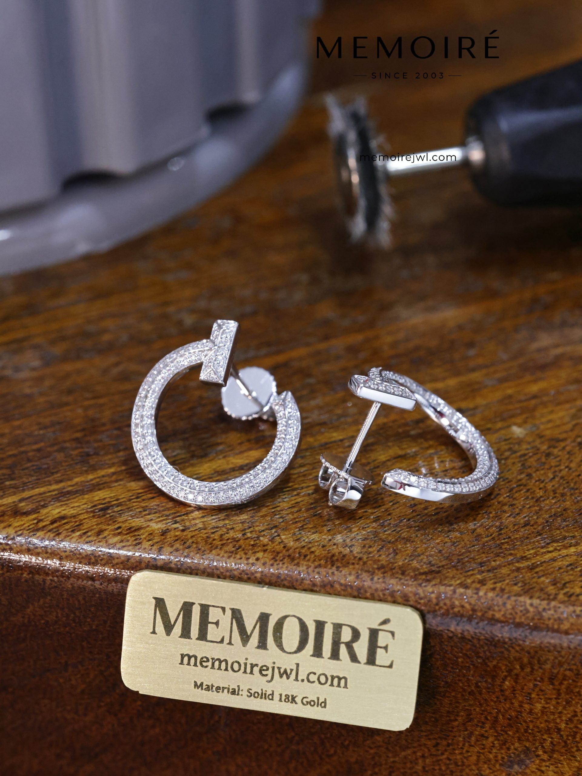 MEMOIRÉ 18K White Gold T-Bar Hoop Diamond Earrings - Image 3
