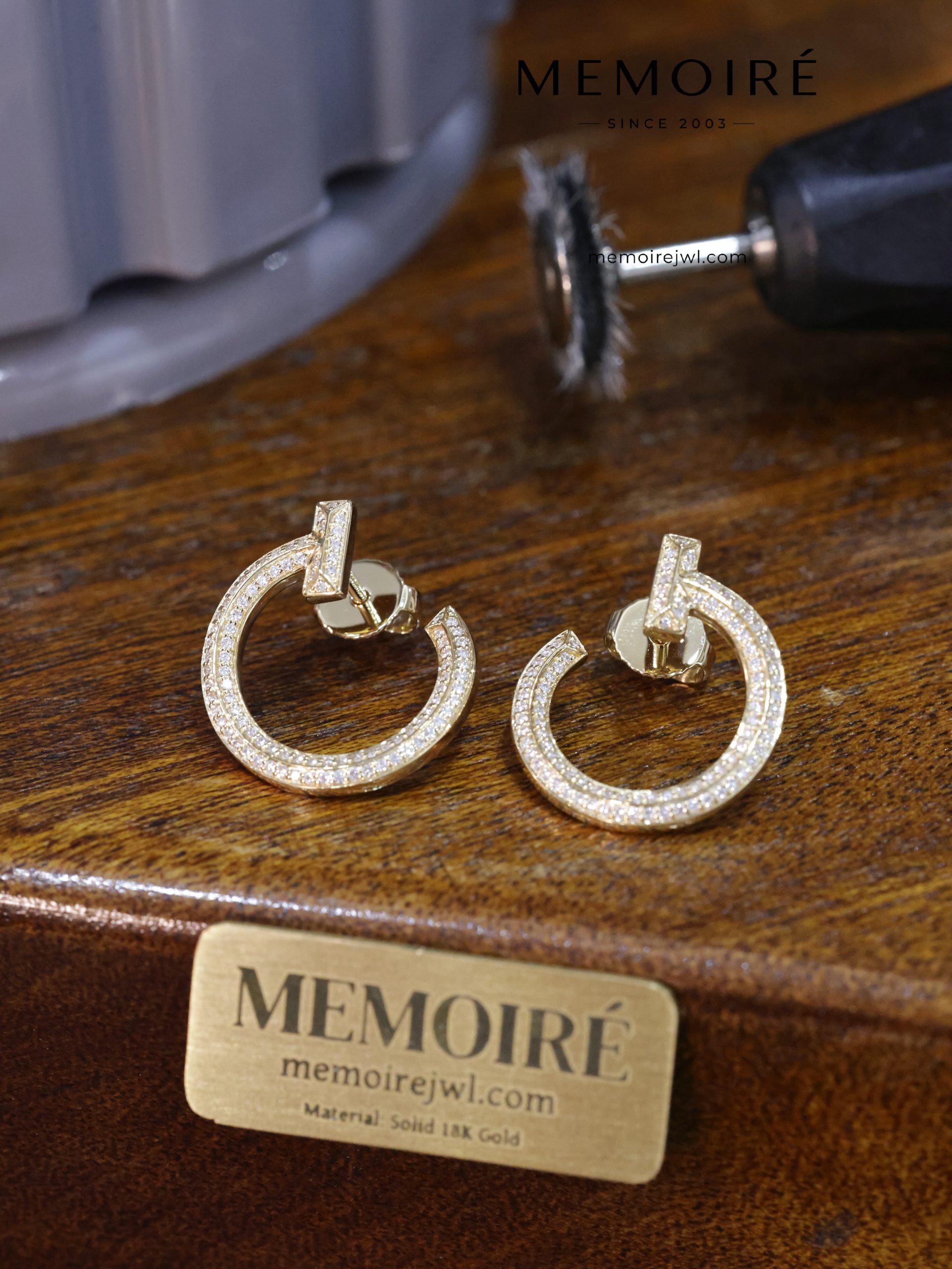 MEMOIRÉ 18K Yellow Gold T-Bar Hoop Diamond Earrings - Image 4