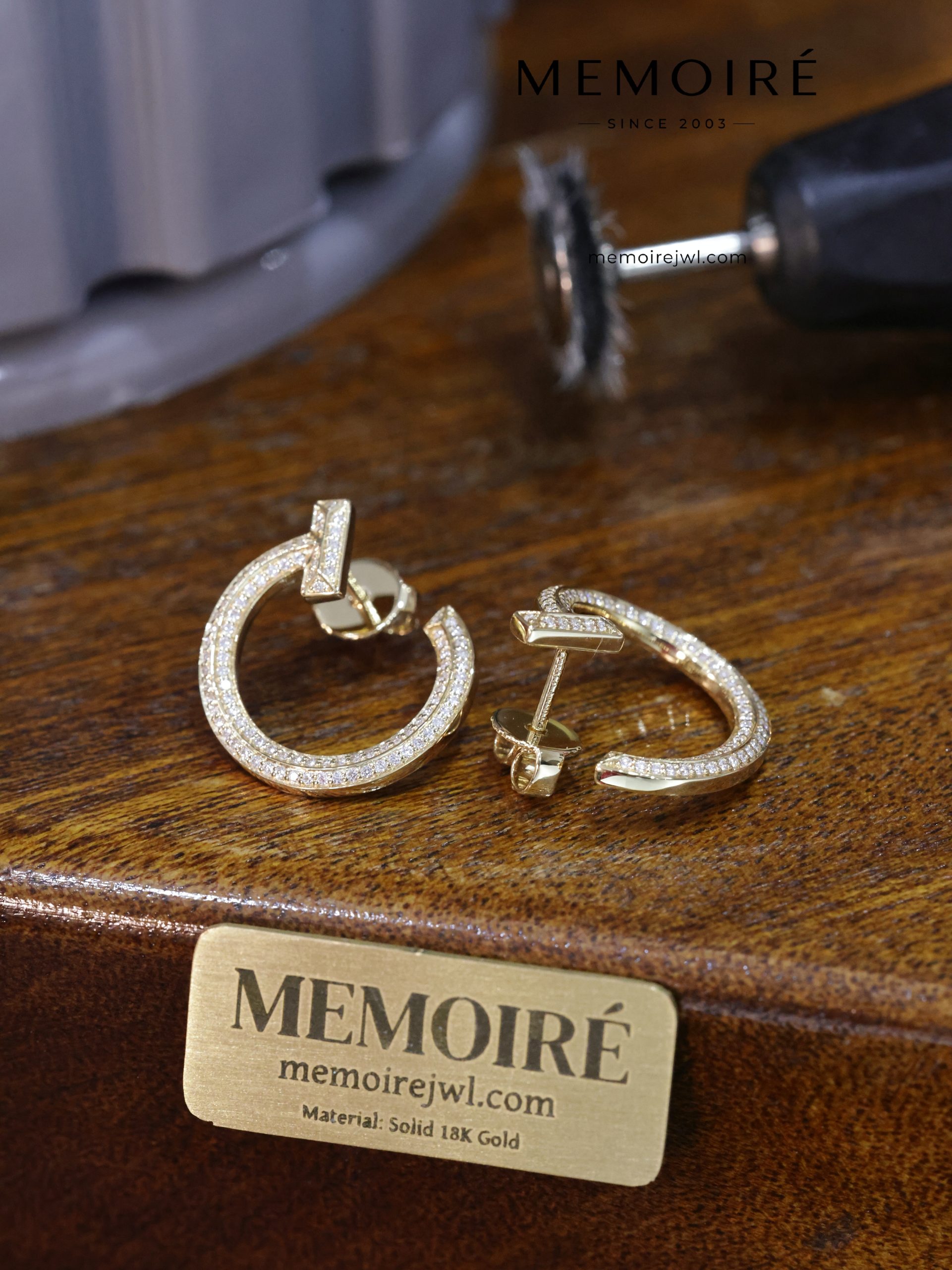 MEMOIRÉ 18K Yellow Gold T-Bar Hoop Diamond Earrings - Image 3