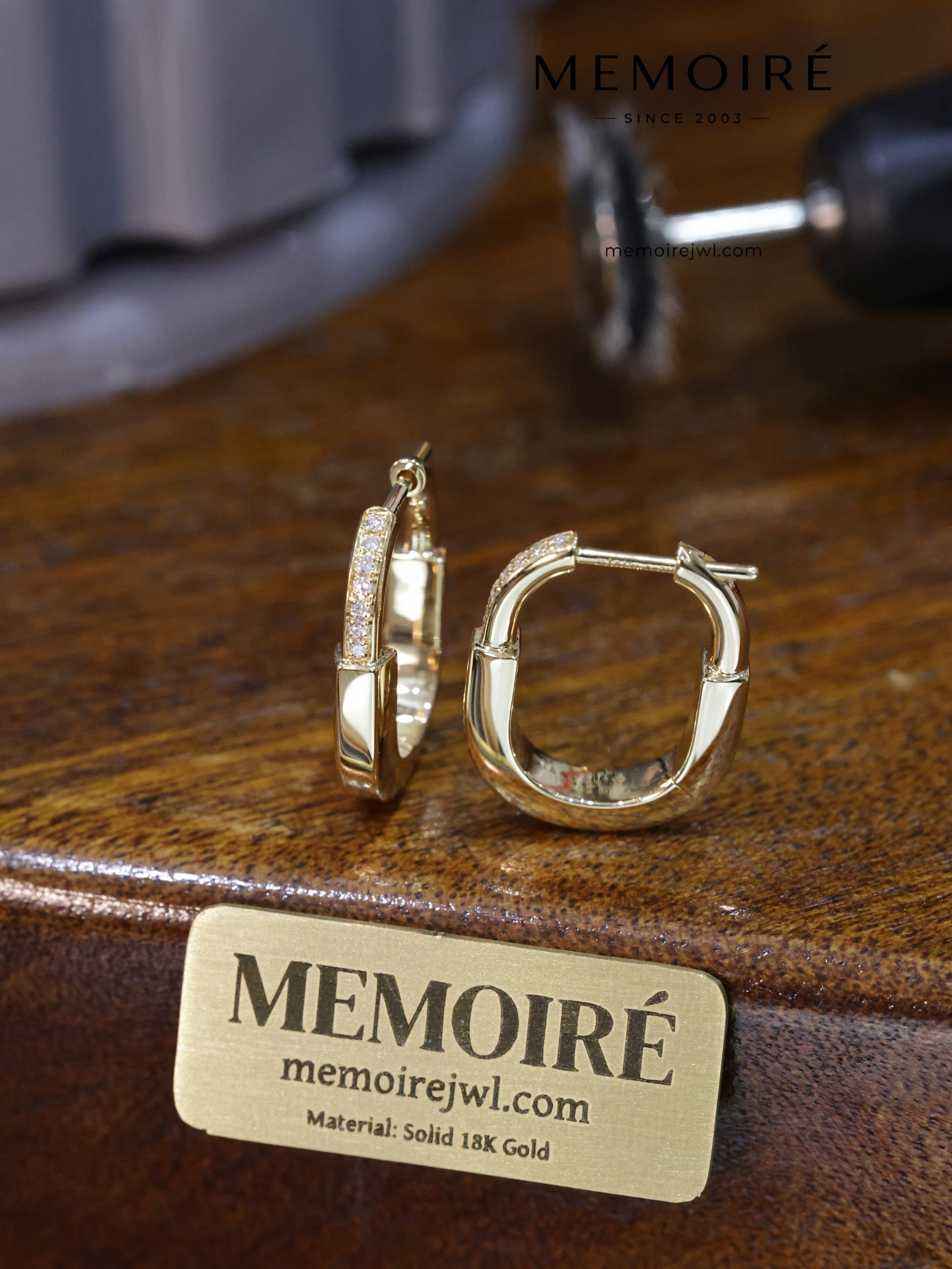 MEMOIRÉ 18K Yellow Gold Single-Row Pavé Diamond Hoop Earrings - Image 3