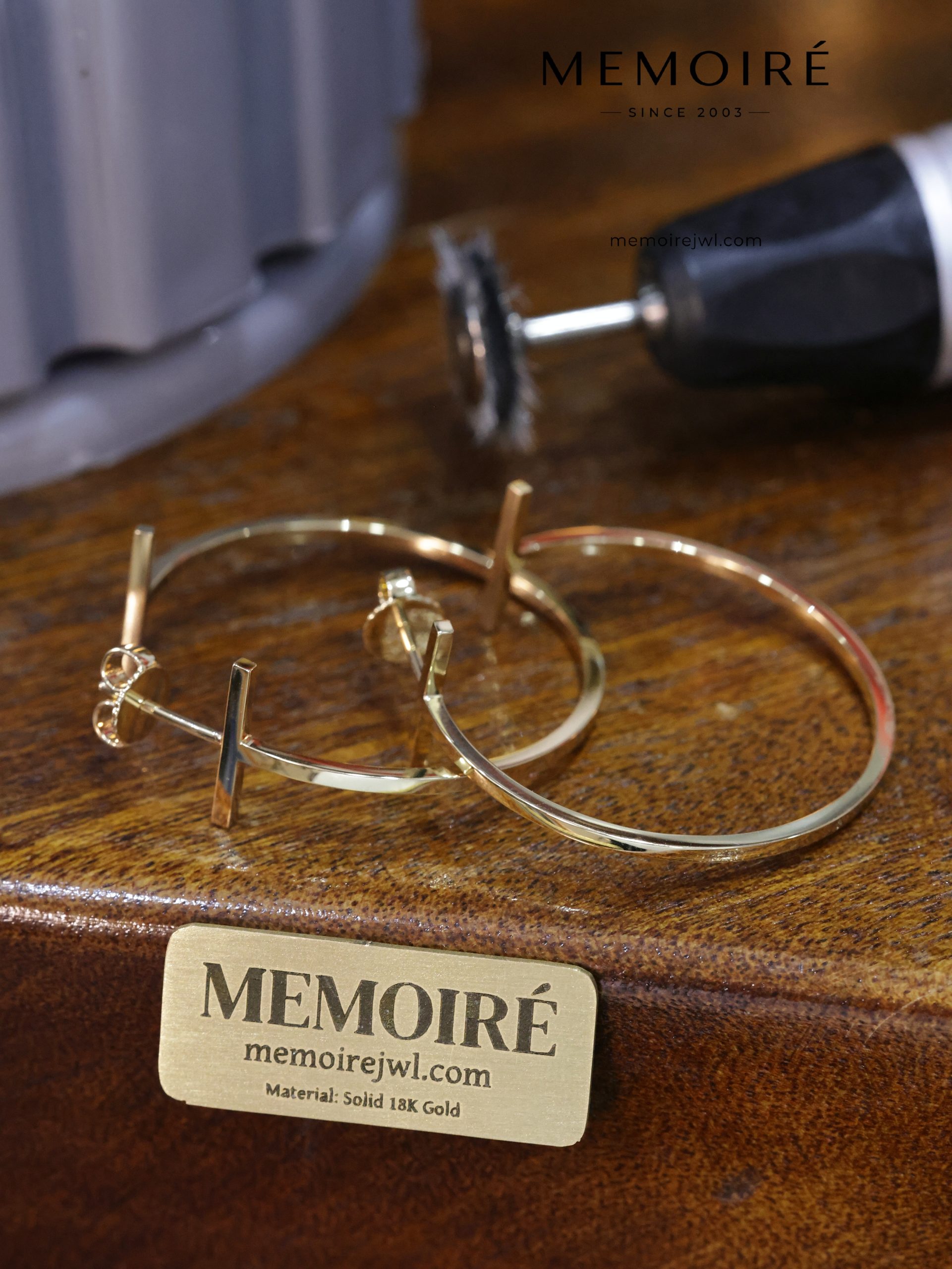 MEMOIRÉ 18K Yellow Gold T-Bar Hoop Earrings - Image 4