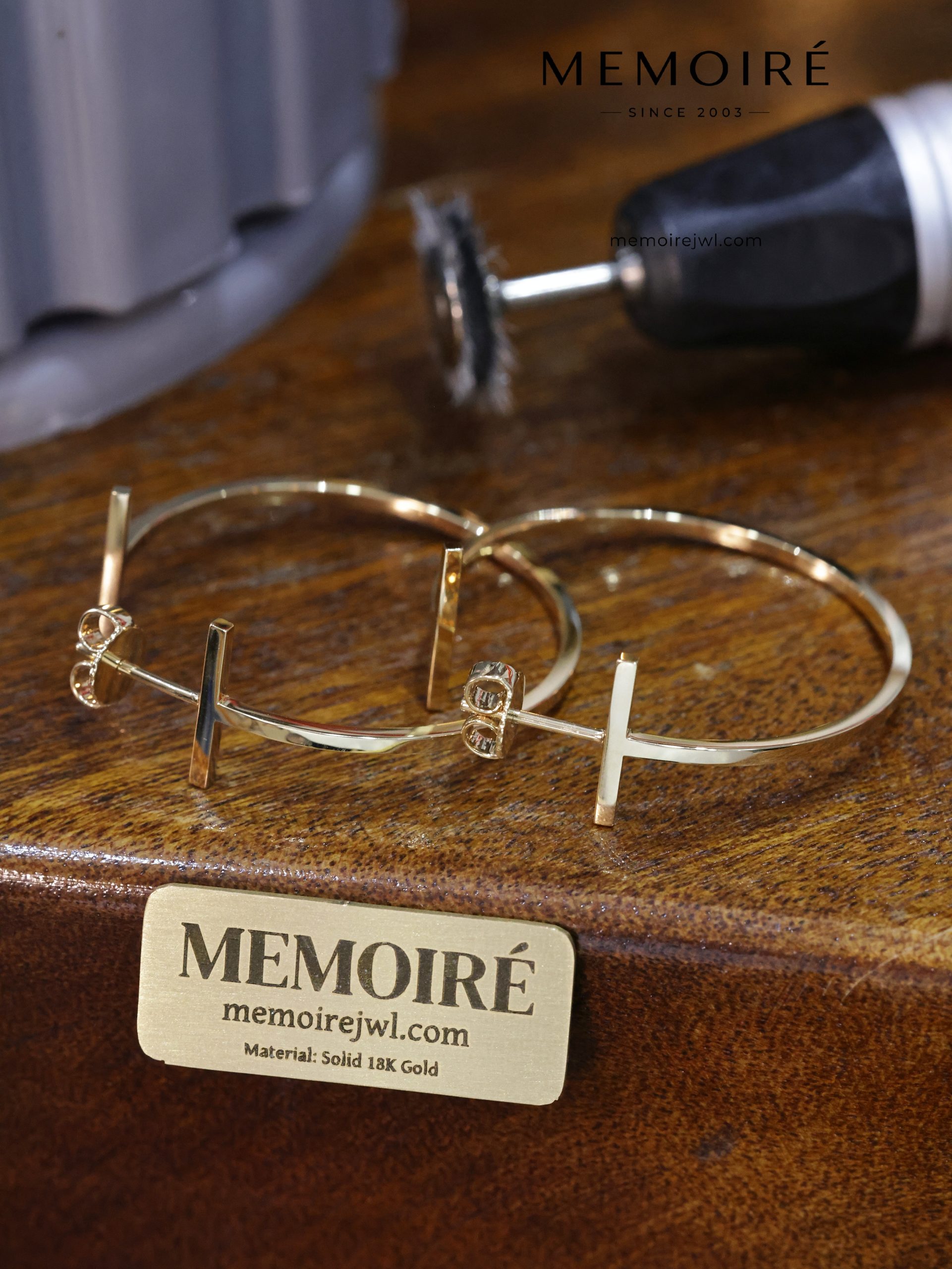 MEMOIRÉ 18K Yellow Gold T-Bar Hoop Earrings - Image 3