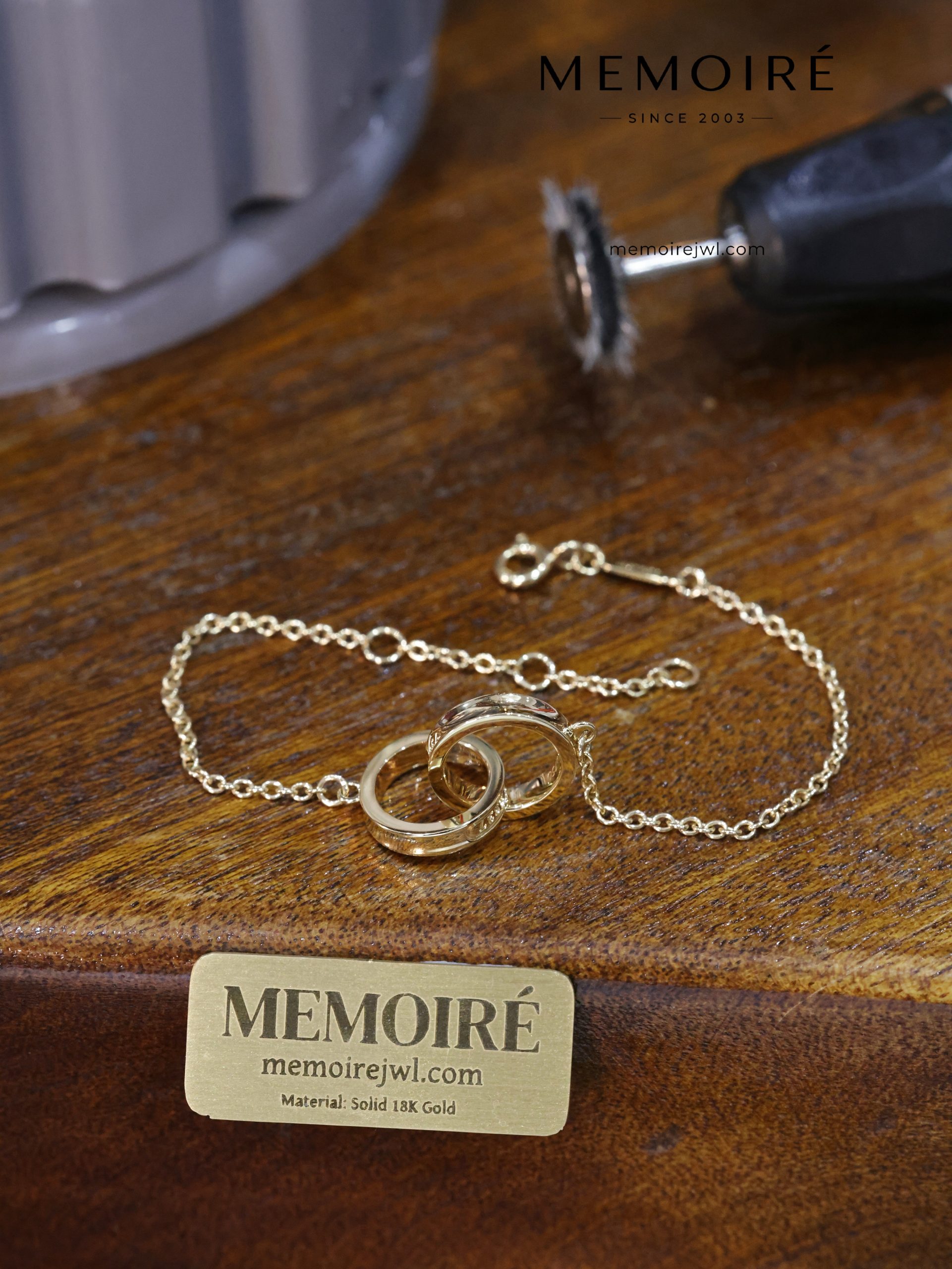 MEMOIRÉ 18K Yellow Gold Interlocking Circle Bracelet - Image 4