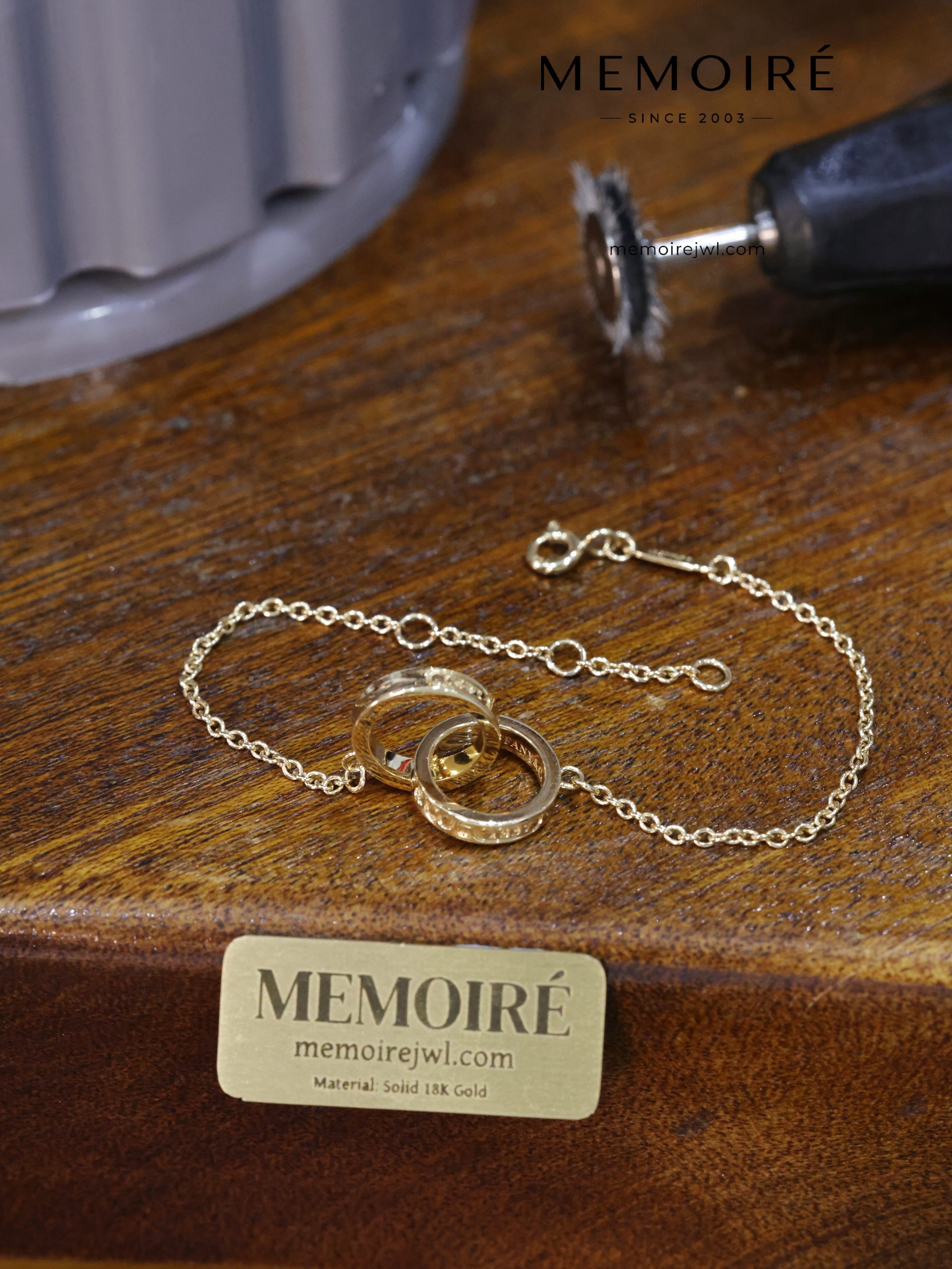 MEMOIRÉ 18K Yellow Gold Interlocking Circle Bracelet - Image 3