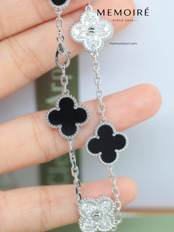 MEMOIRÉ 18K White Gold, Black Onyx, and Laser-Cut Four-Leaf Clover Bracelet