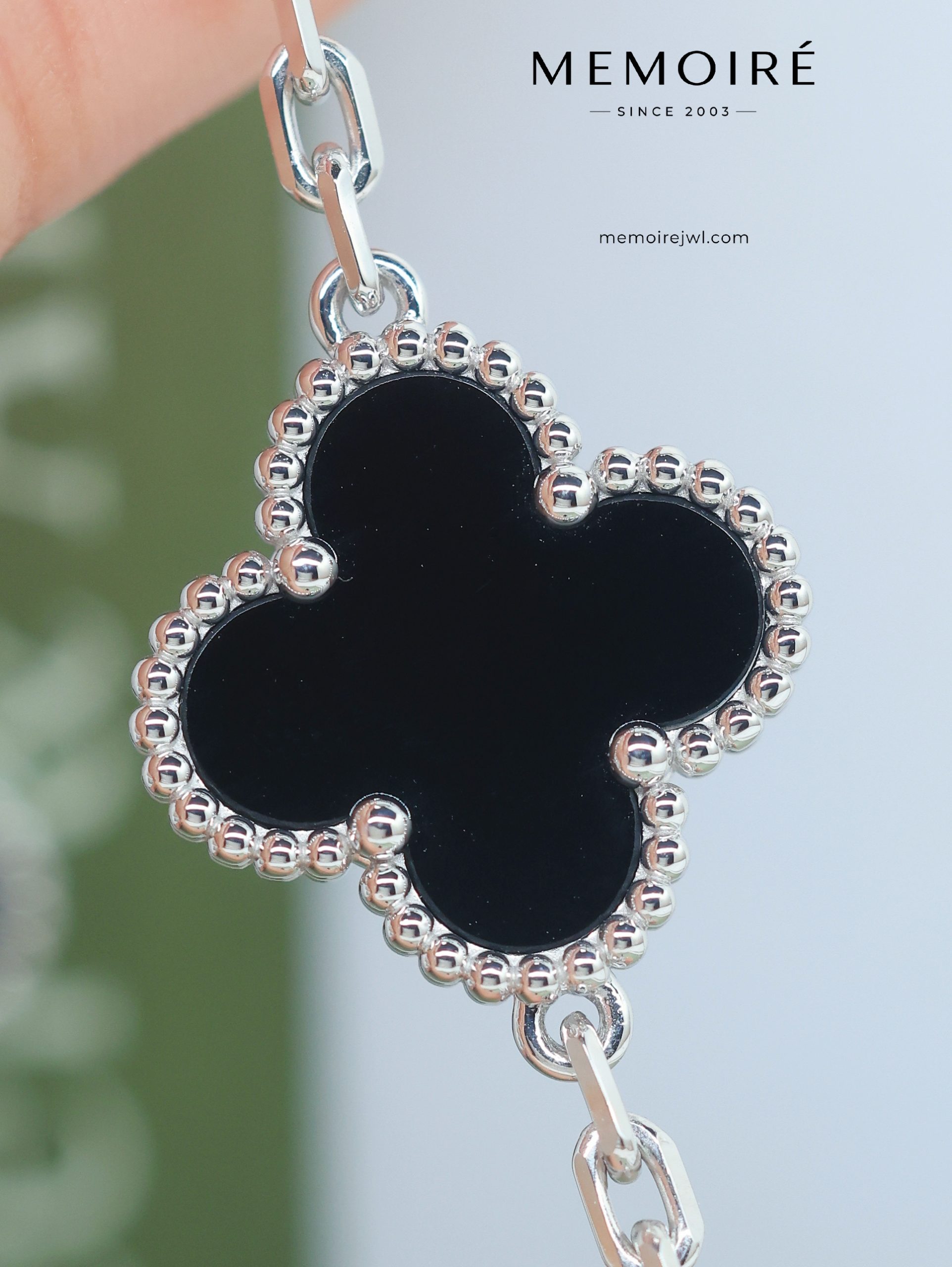 MEMOIRÉ 18K White Gold, Black Onyx, and Laser-Cut Four-Leaf Clover Bracelet - Image 3