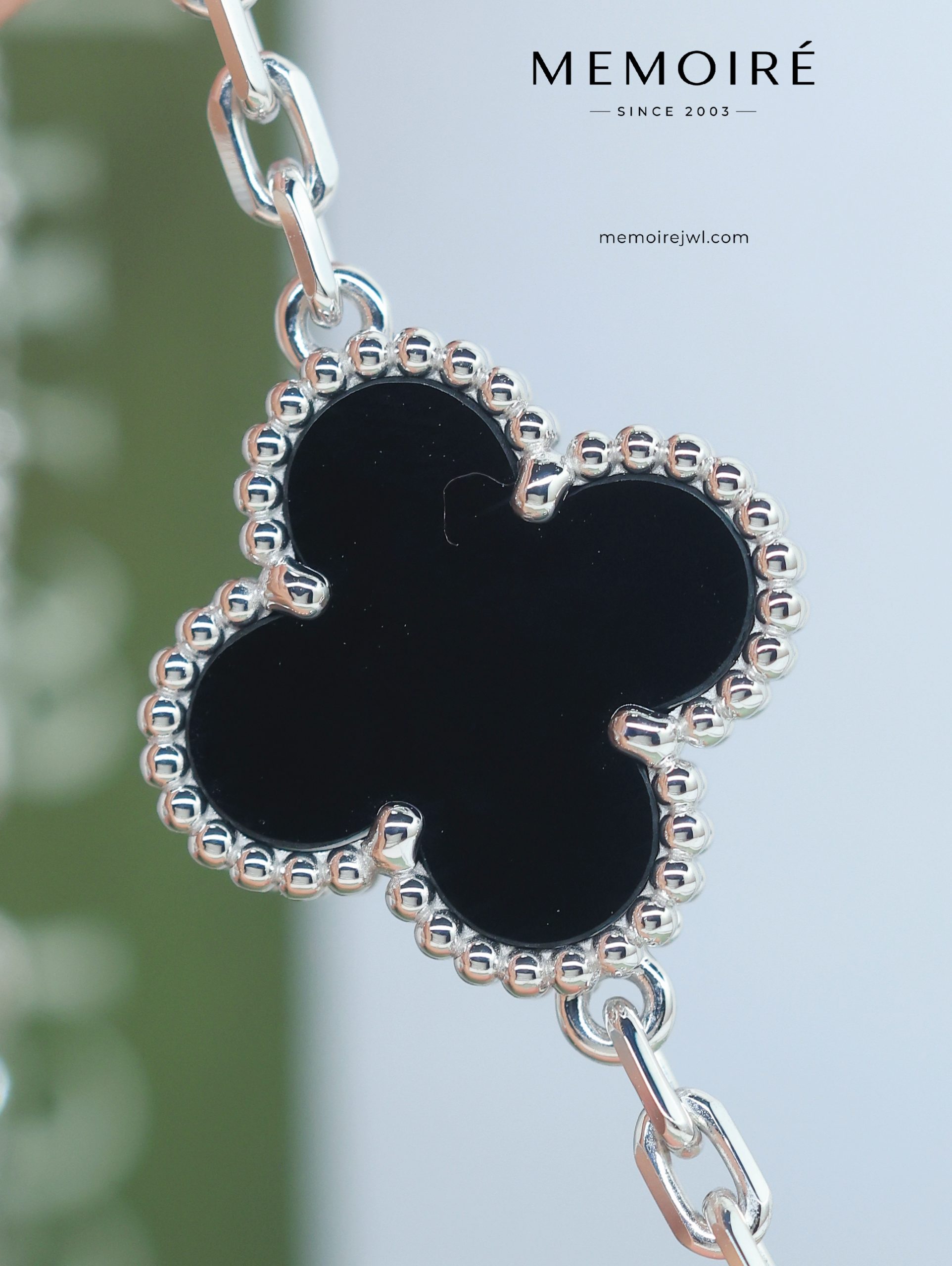 MEMOIRÉ 18K White Gold, Black Onyx, and Laser-Cut Four-Leaf Clover Bracelet - Image 4