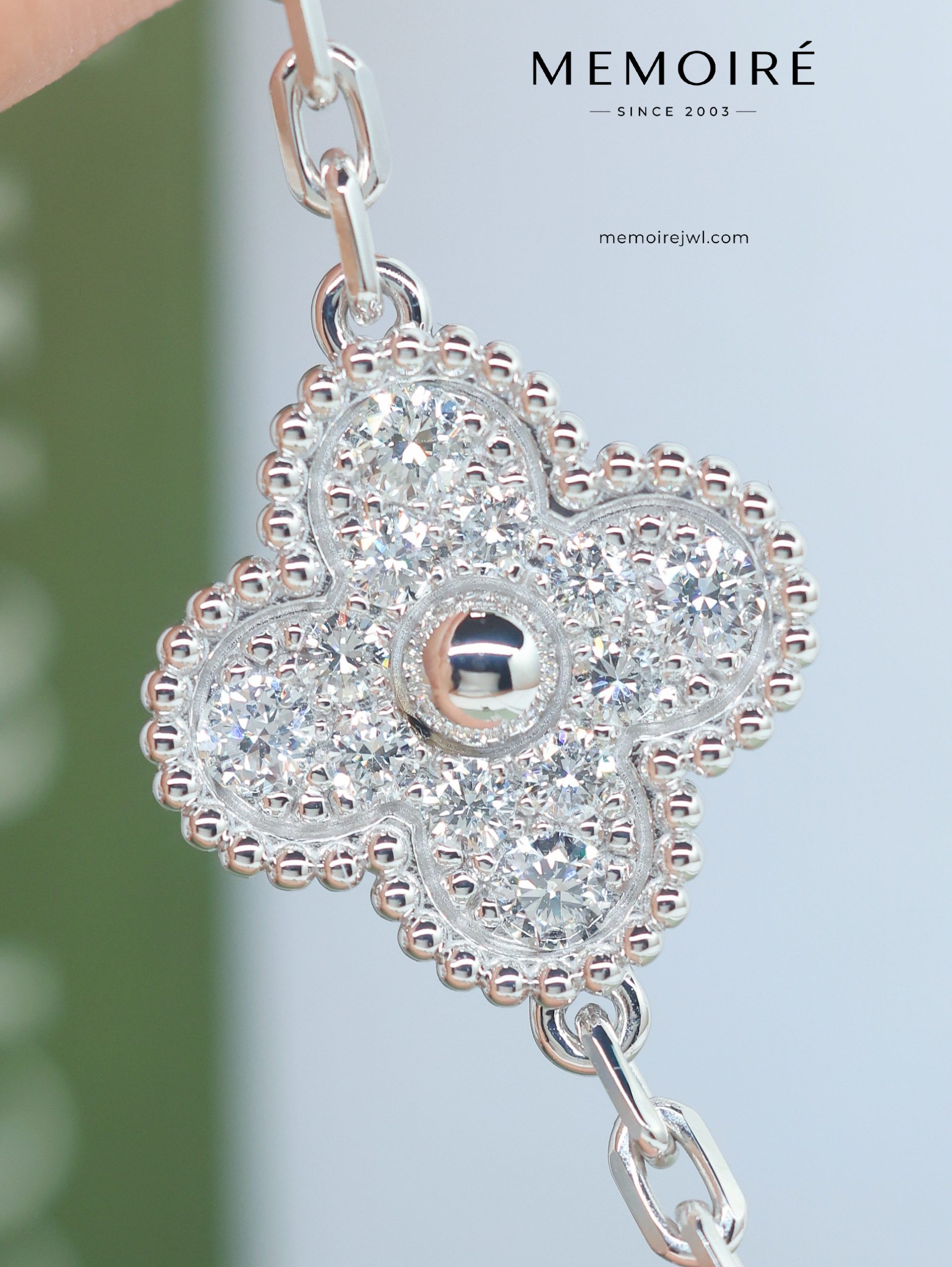 MEMOIRÉ 18K White Gold, Black Onyx, and Laser-Cut Four-Leaf Clover Bracelet - Image 5