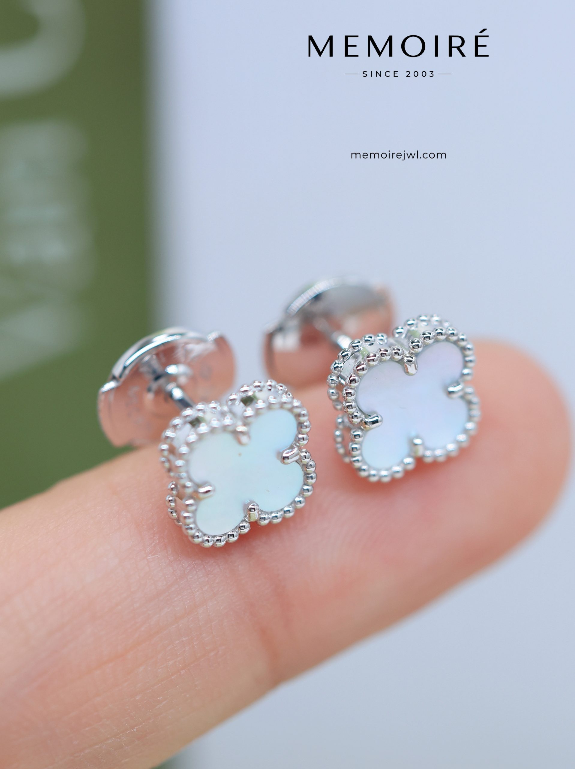 MEMOIRÉ 18K White Gold Mother-of-Pearl Clover Stud Earrings - Image 3