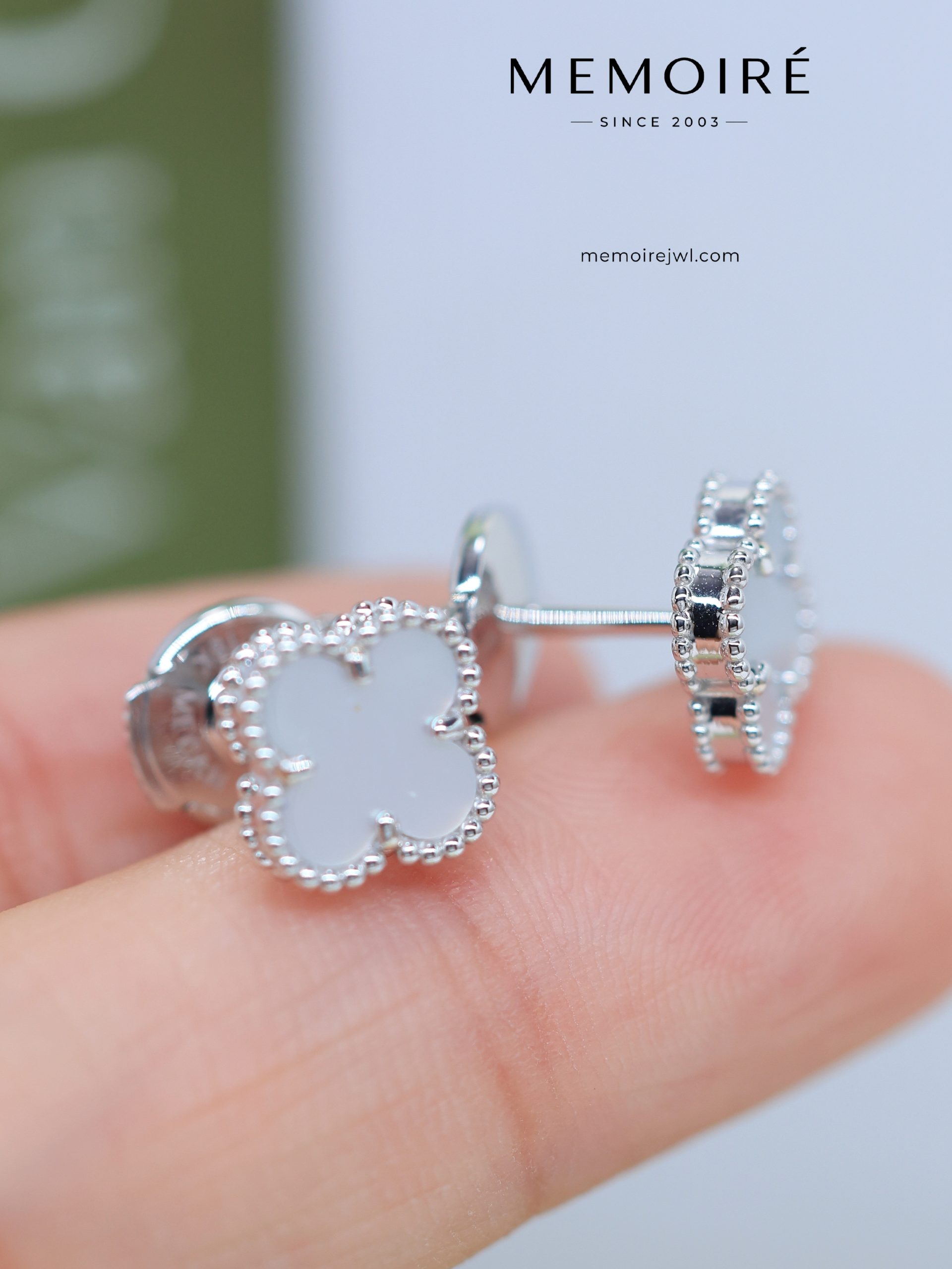 MEMOIRÉ 18K White Gold Mother-of-Pearl Clover Stud Earrings - Image 4