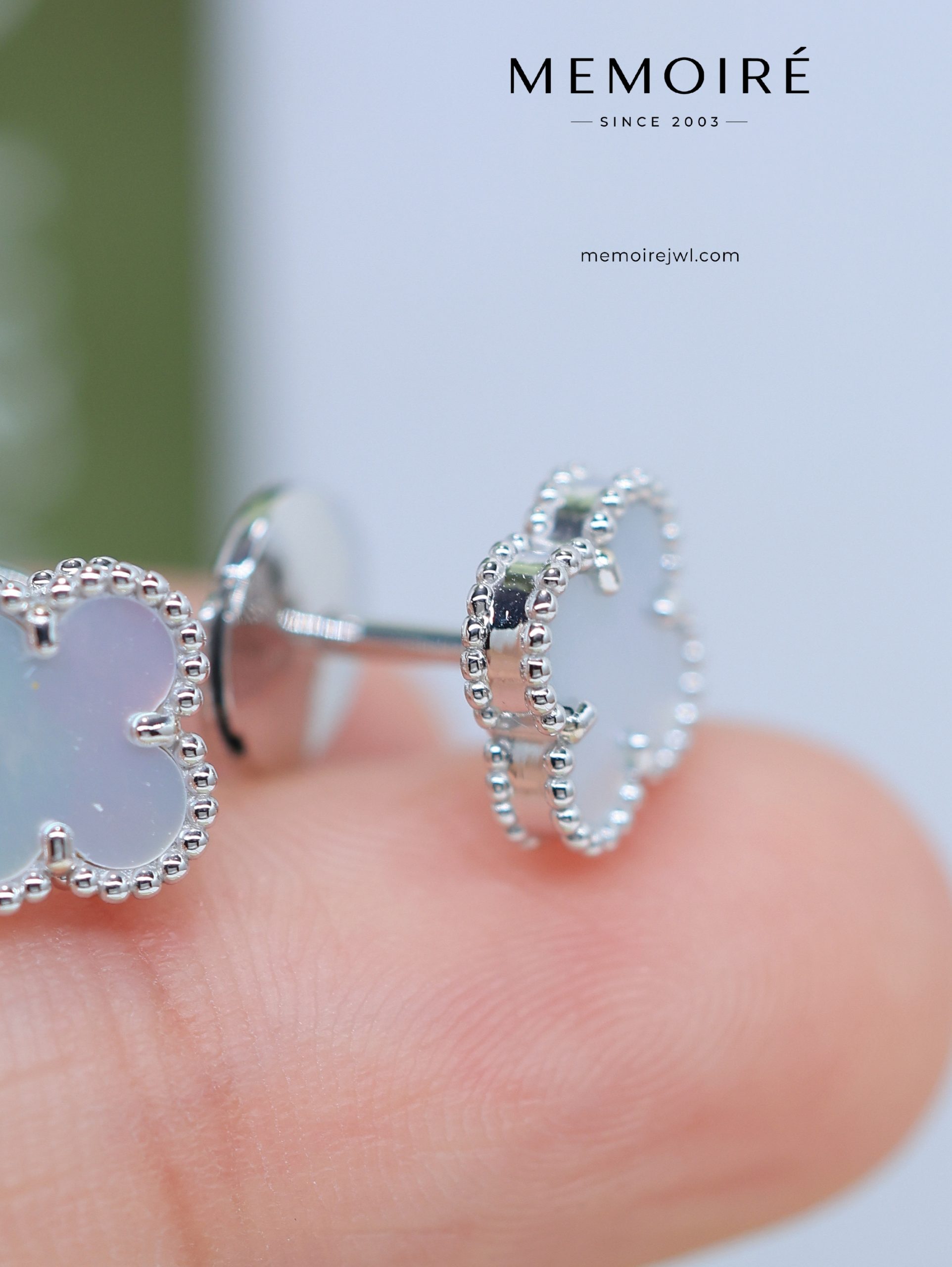 MEMOIRÉ 18K White Gold Mother-of-Pearl Clover Stud Earrings - Image 5