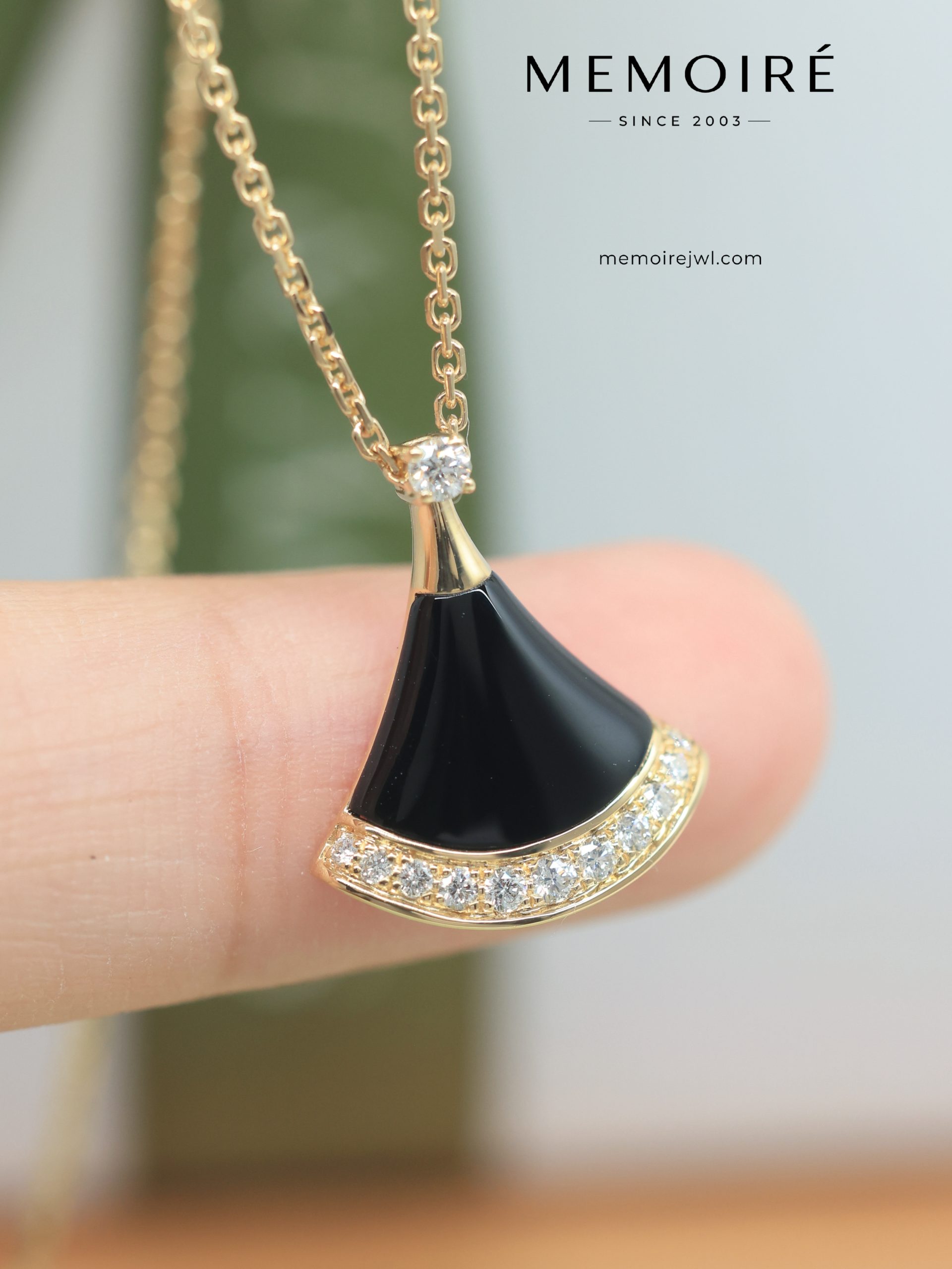 MEMOIRÉ 18K Yellow Gold Black Onyx Fan Pendant Necklace