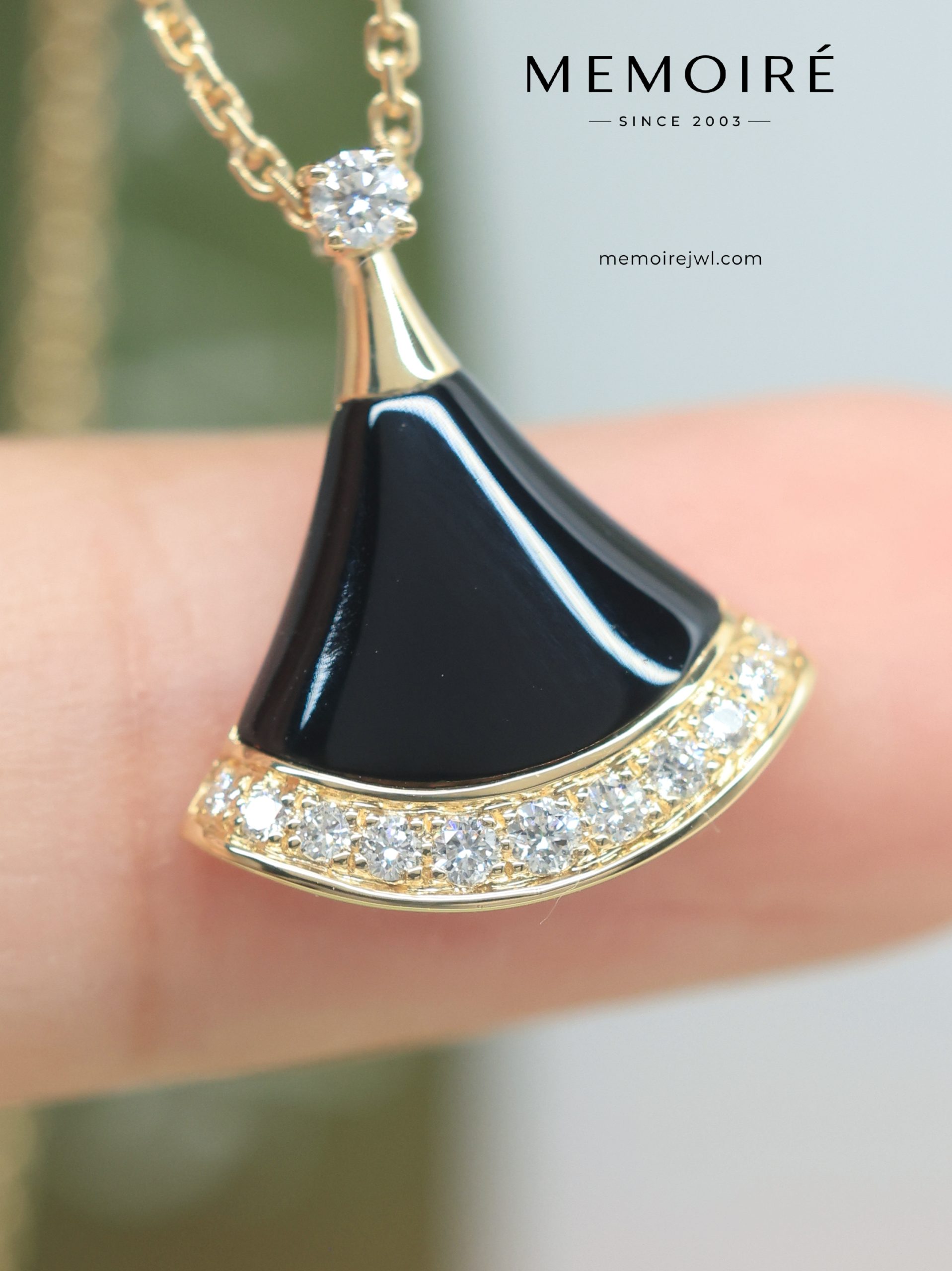 MEMOIRÉ 18K Yellow Gold Black Onyx Fan Pendant Necklace - Image 3