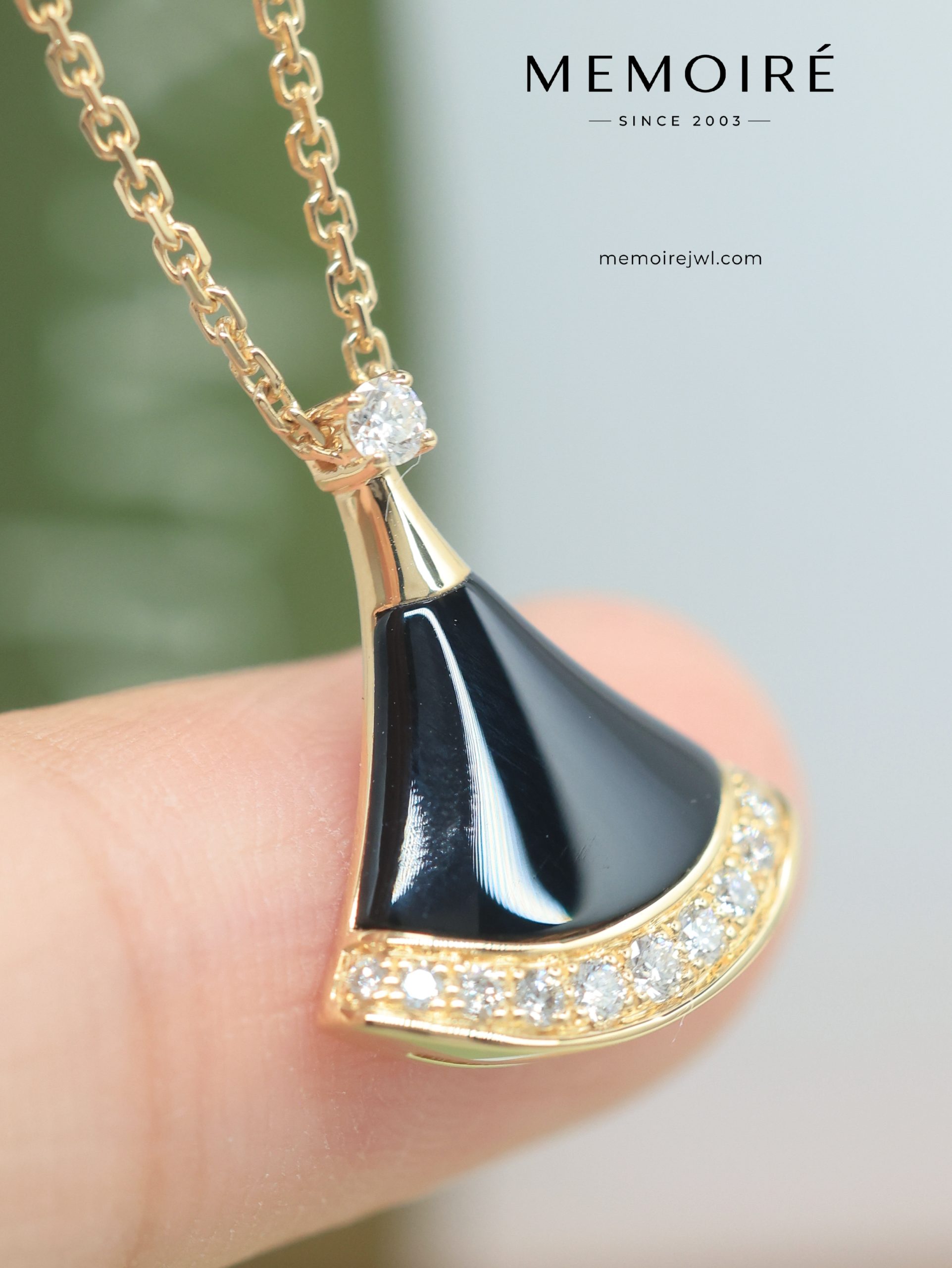 MEMOIRÉ 18K Yellow Gold Black Onyx Fan Pendant Necklace - Image 4