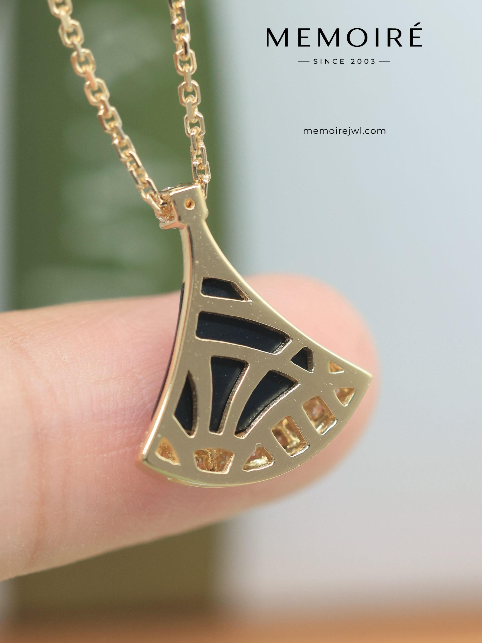 MEMOIRÉ 18K Yellow Gold Black Onyx Fan Pendant Necklace - Image 5