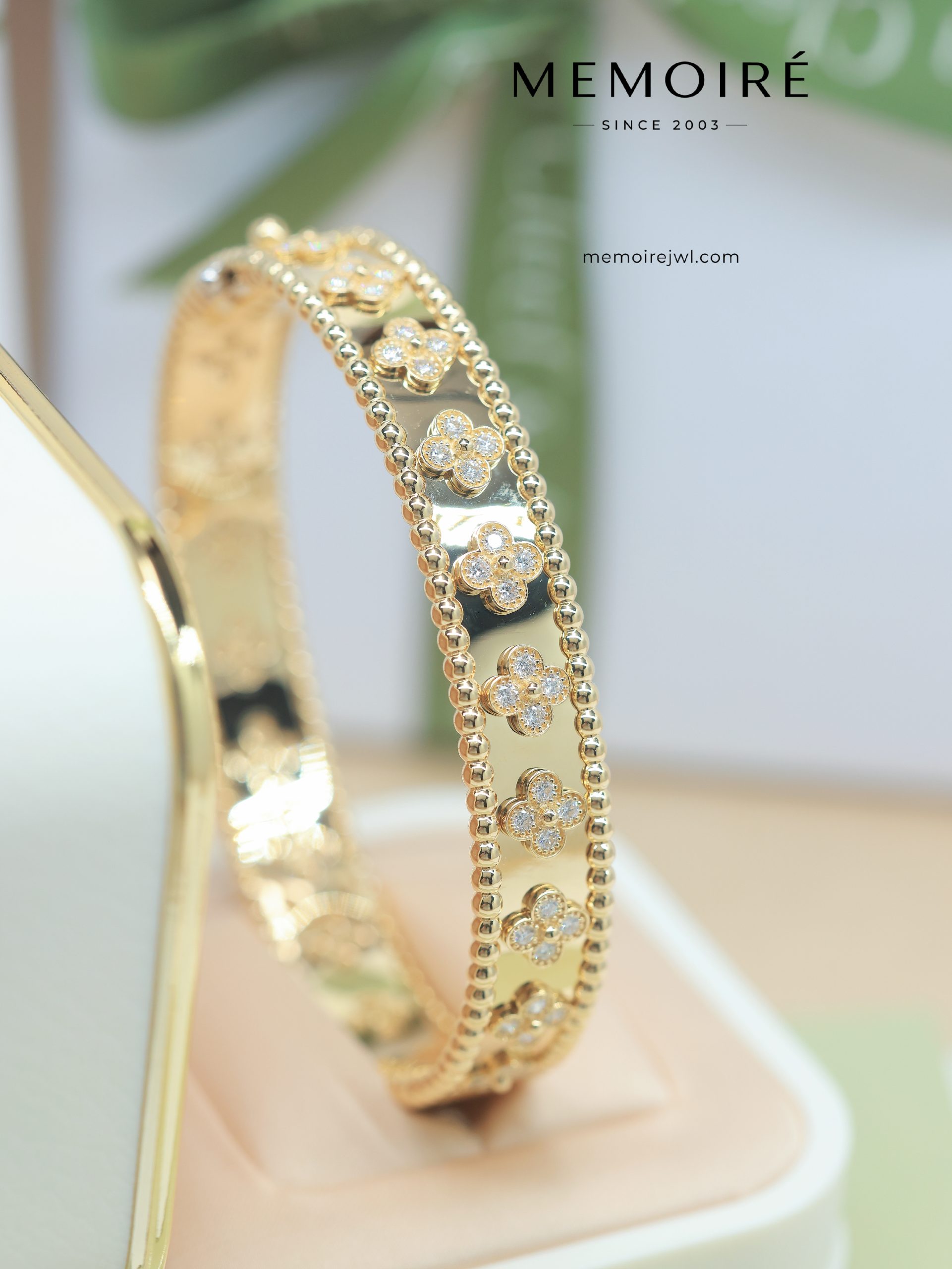 MEMOIRÉ 18K Yellow Gold Diamond Flower Ring - Image 5