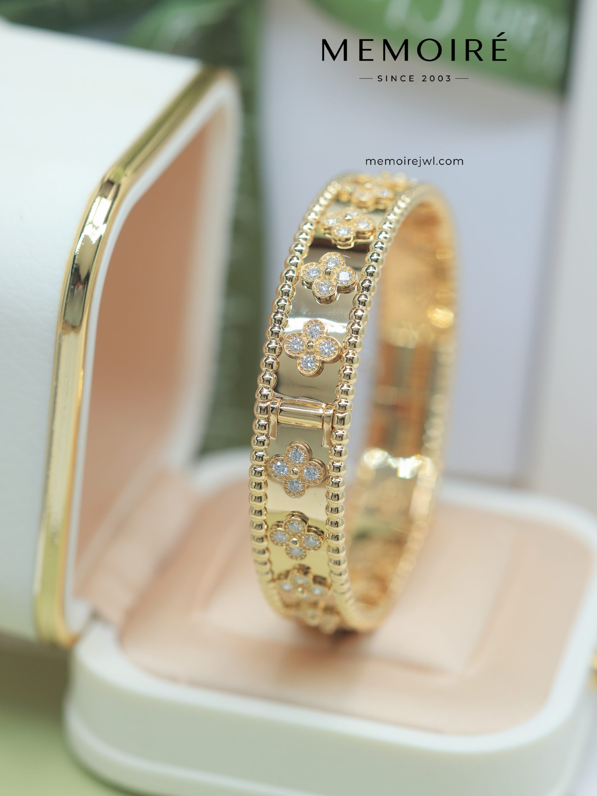 MEMOIRÉ 18K Yellow Gold Diamond Flower Ring - Image 4