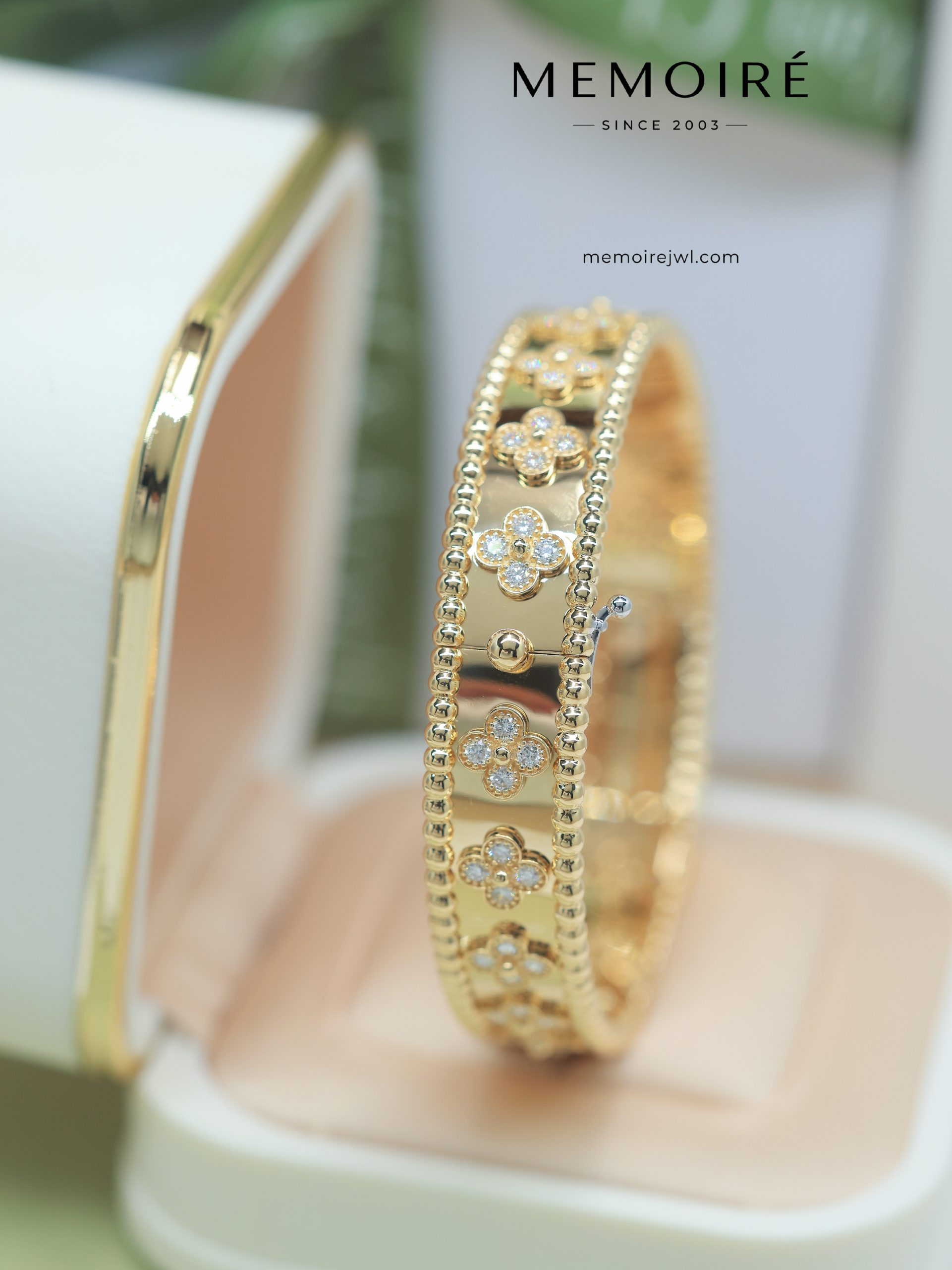 MEMOIRÉ 18K Yellow Gold Diamond Flower Ring - Image 3