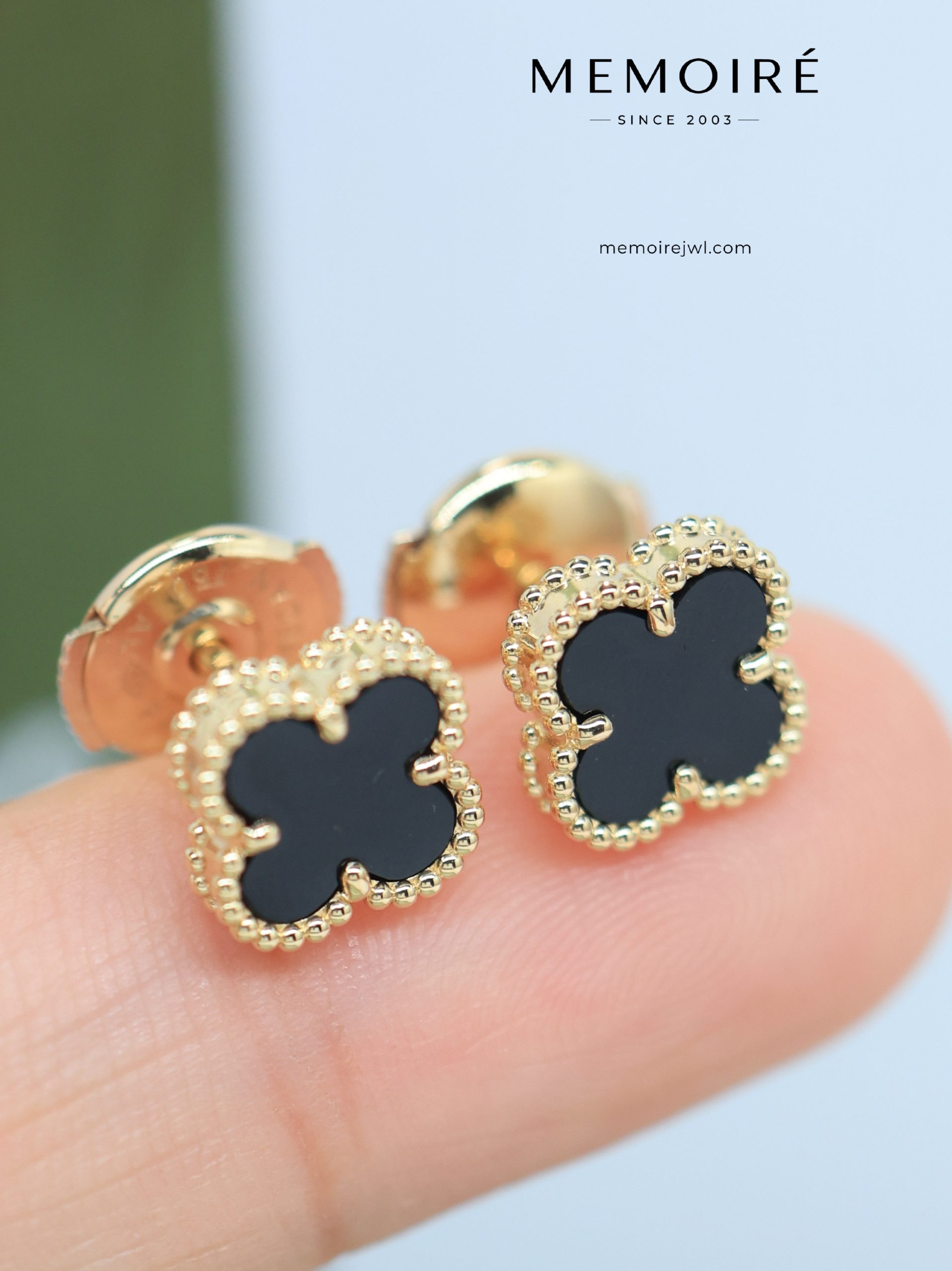 MEMOIRÉ 18K Yellow Gold Black Onyx Clover Stud Earrings