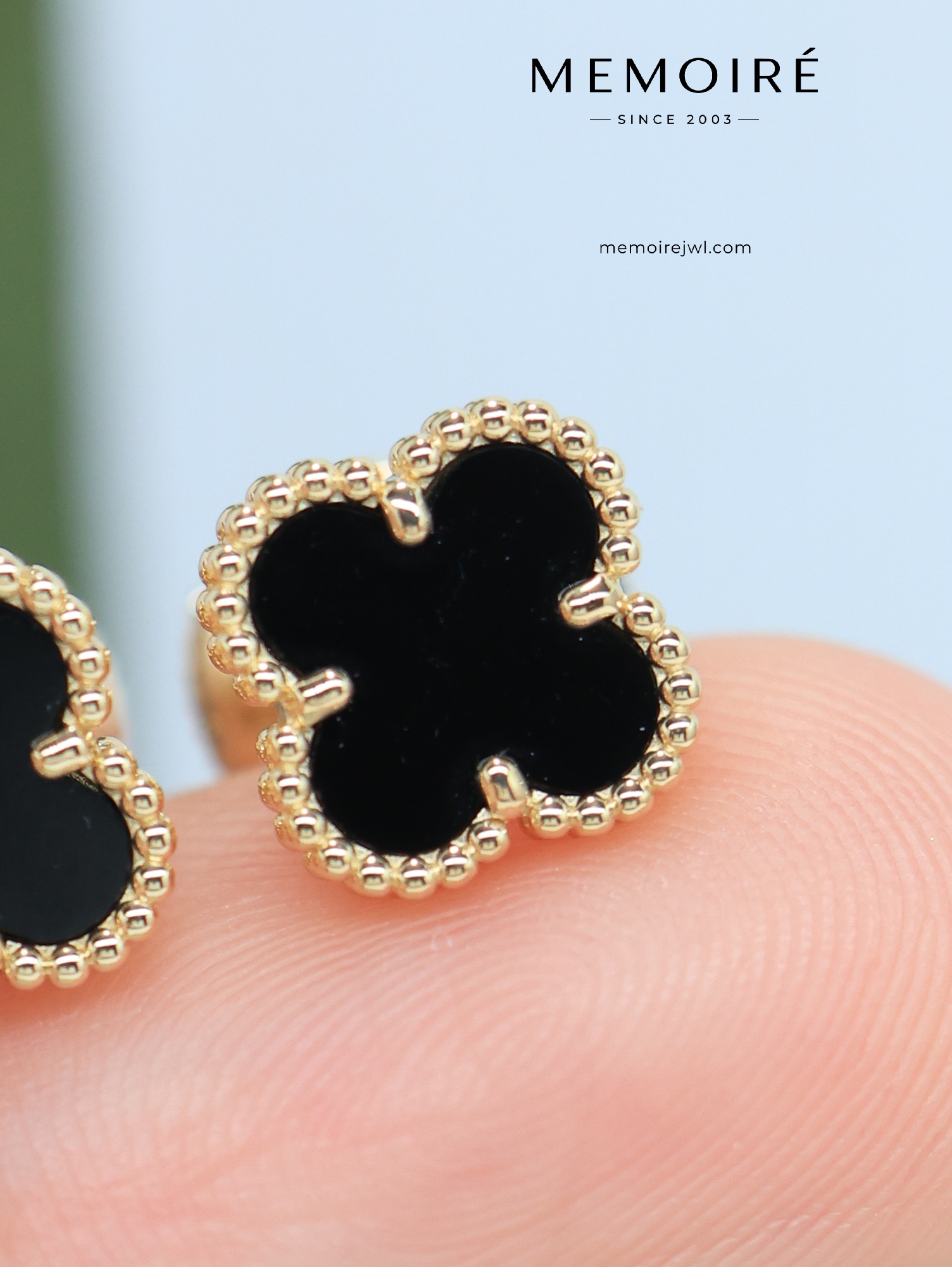 MEMOIRÉ 18K Yellow Gold Black Onyx Clover Stud Earrings - Image 3
