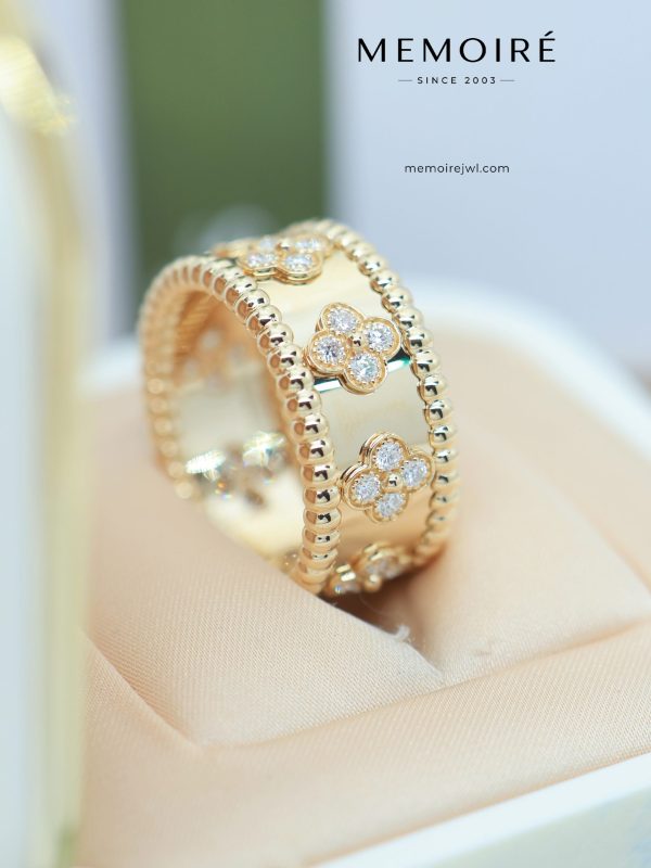 MEMOIRÉ 18K Yellow Gold Diamond Flower Band Ring