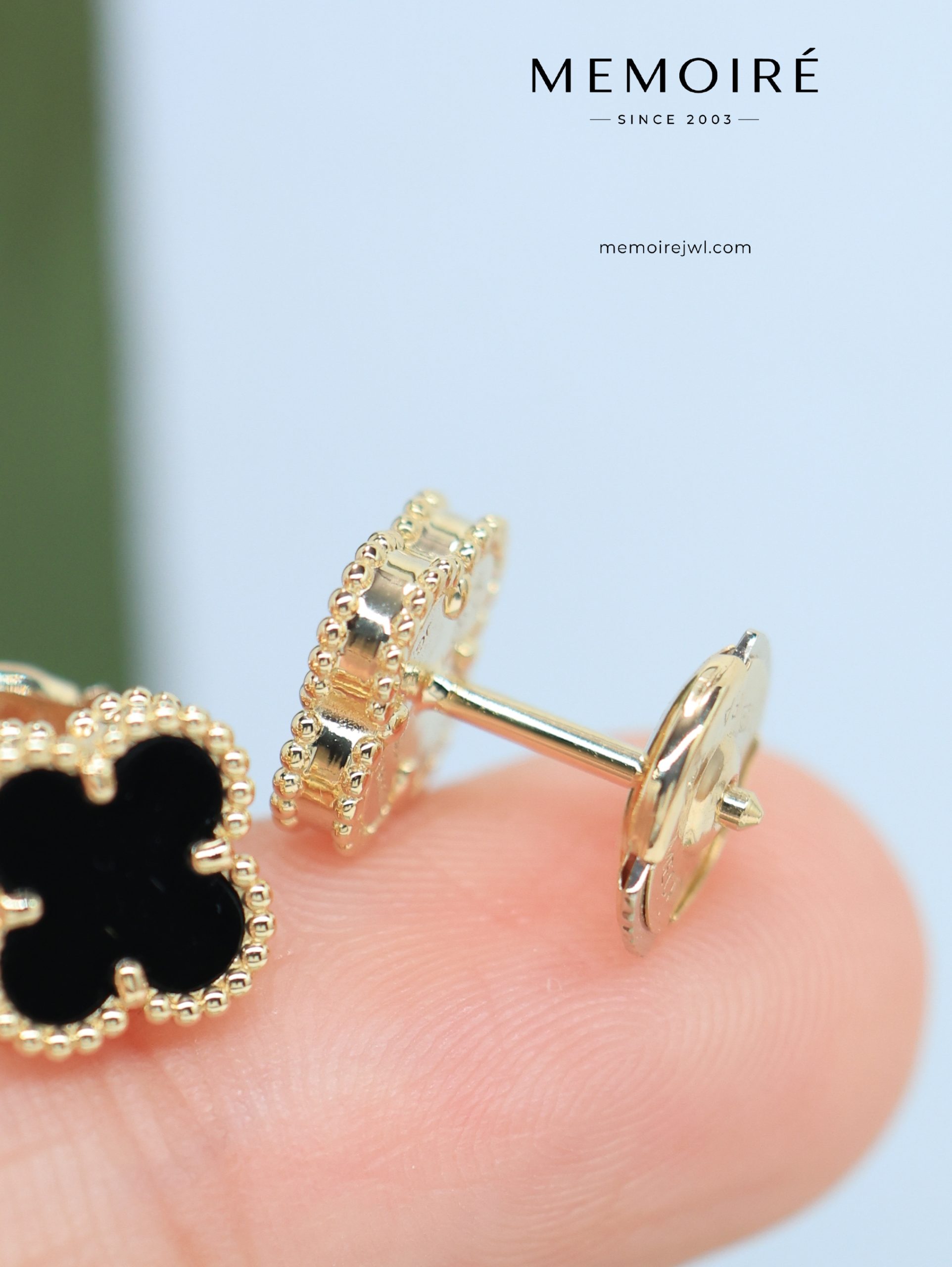MEMOIRÉ 18K Yellow Gold Black Onyx Clover Stud Earrings - Image 4