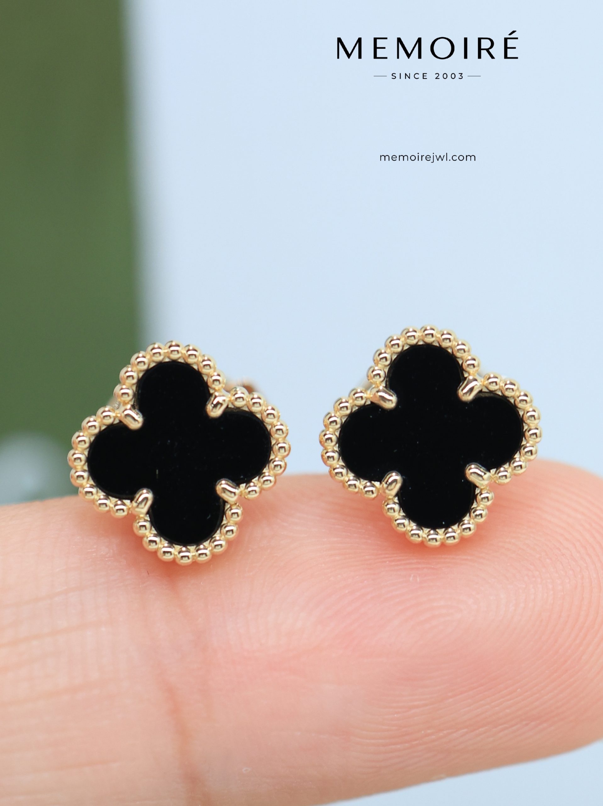 MEMOIRÉ 18K Yellow Gold Black Onyx Clover Stud Earrings - Image 5