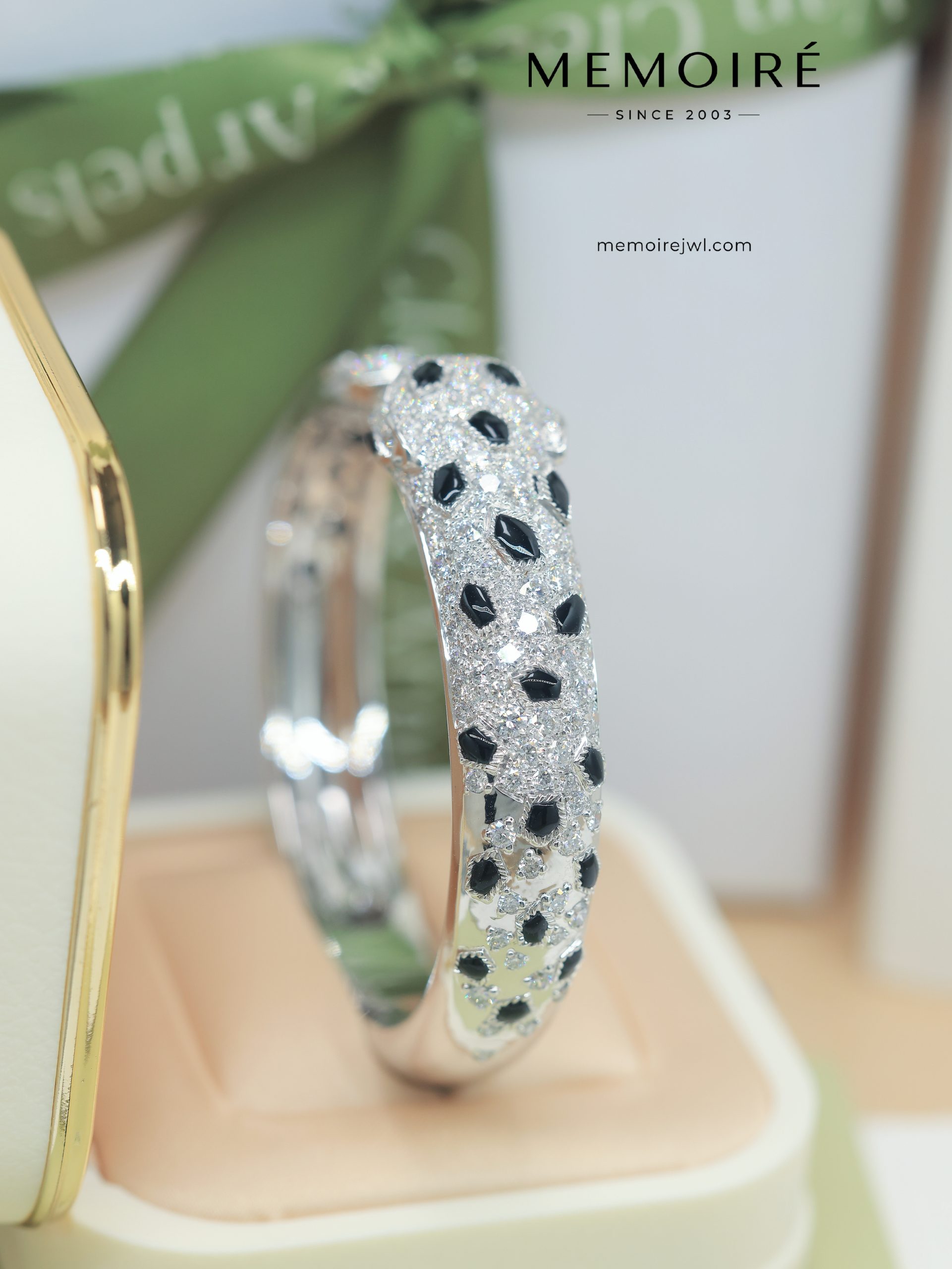 MEMOIRÉ 18K White Gold Diamond Panther Bangle - Image 4