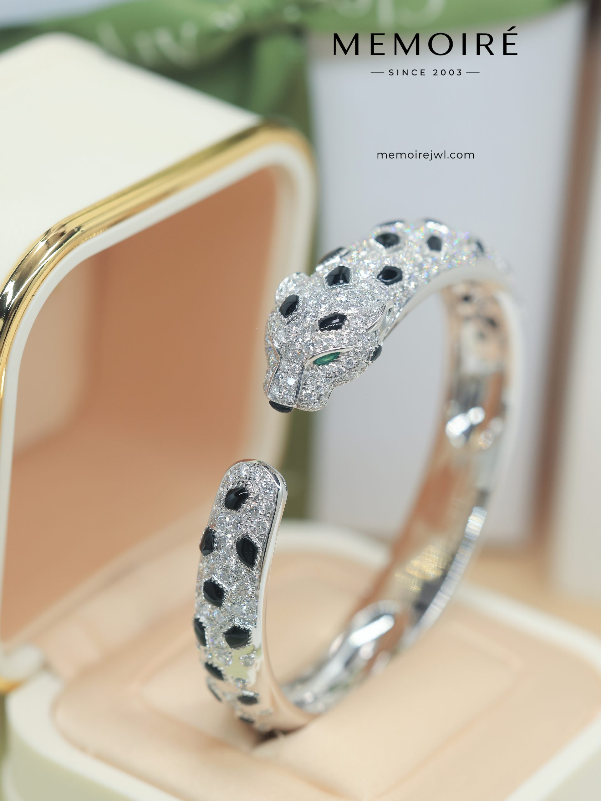 MEMOIRÉ 18K White Gold Diamond Panther Bangle