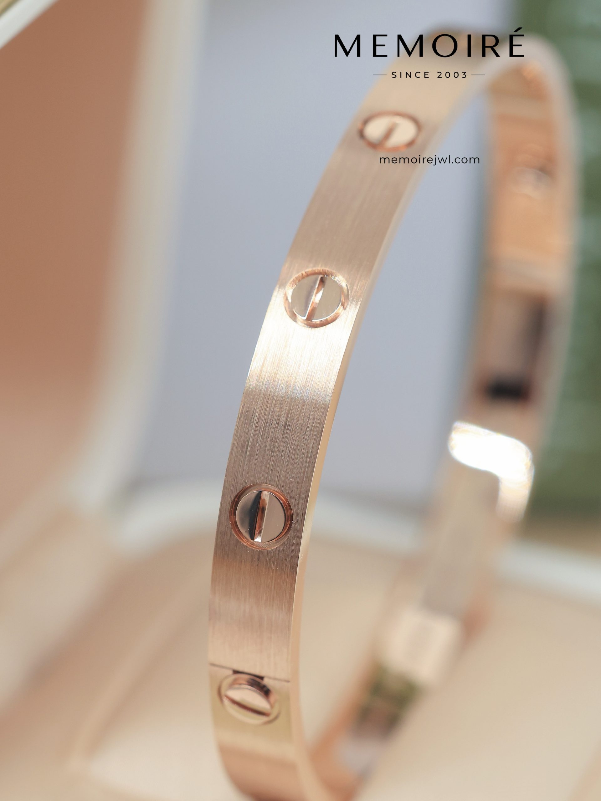 MEMOIRÉ 18K Rose Gold Brushed Love Bangle - Image 3