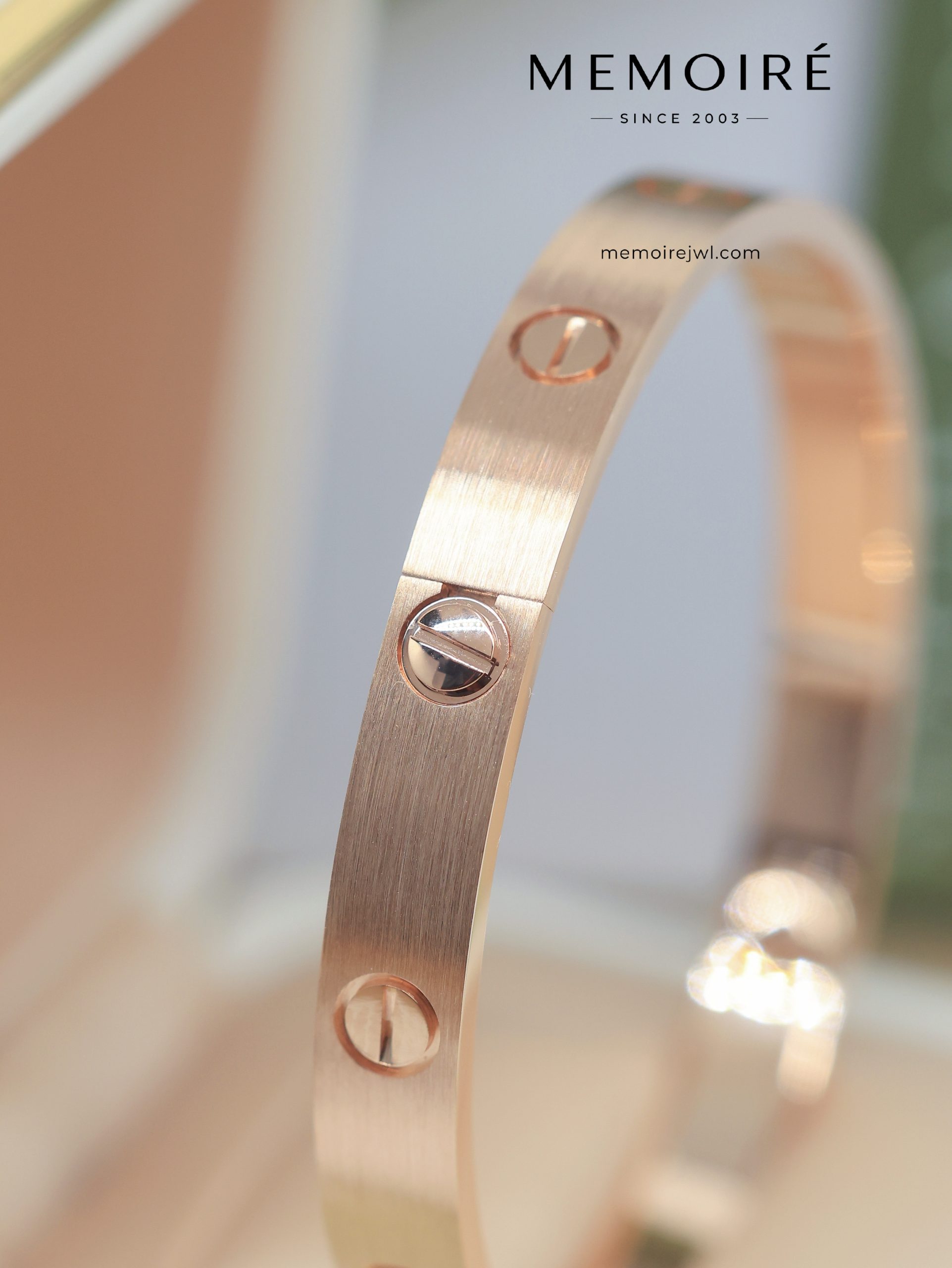 MEMOIRÉ 18K Rose Gold Brushed Love Bangle - Image 4
