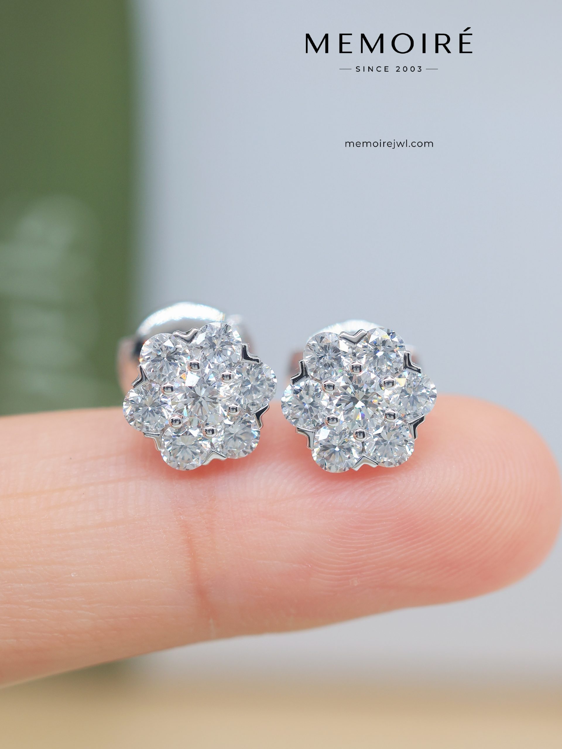 MEMOIRÉ 18K White Gold Flower Cluster Diamond Stud Earrings