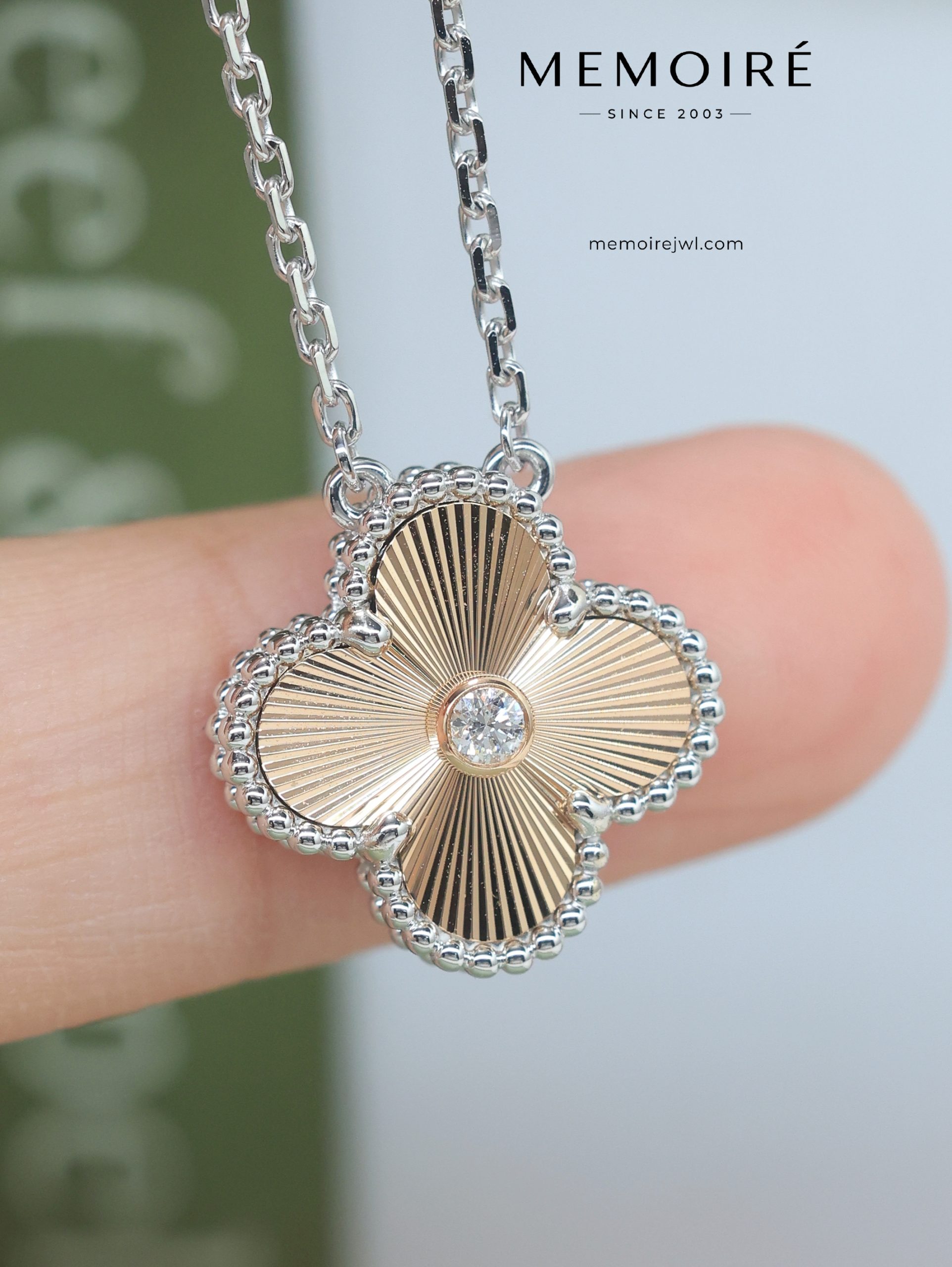 MEMOIRÉ Two-Tone Gold Clover Pendant Necklace with Diamond