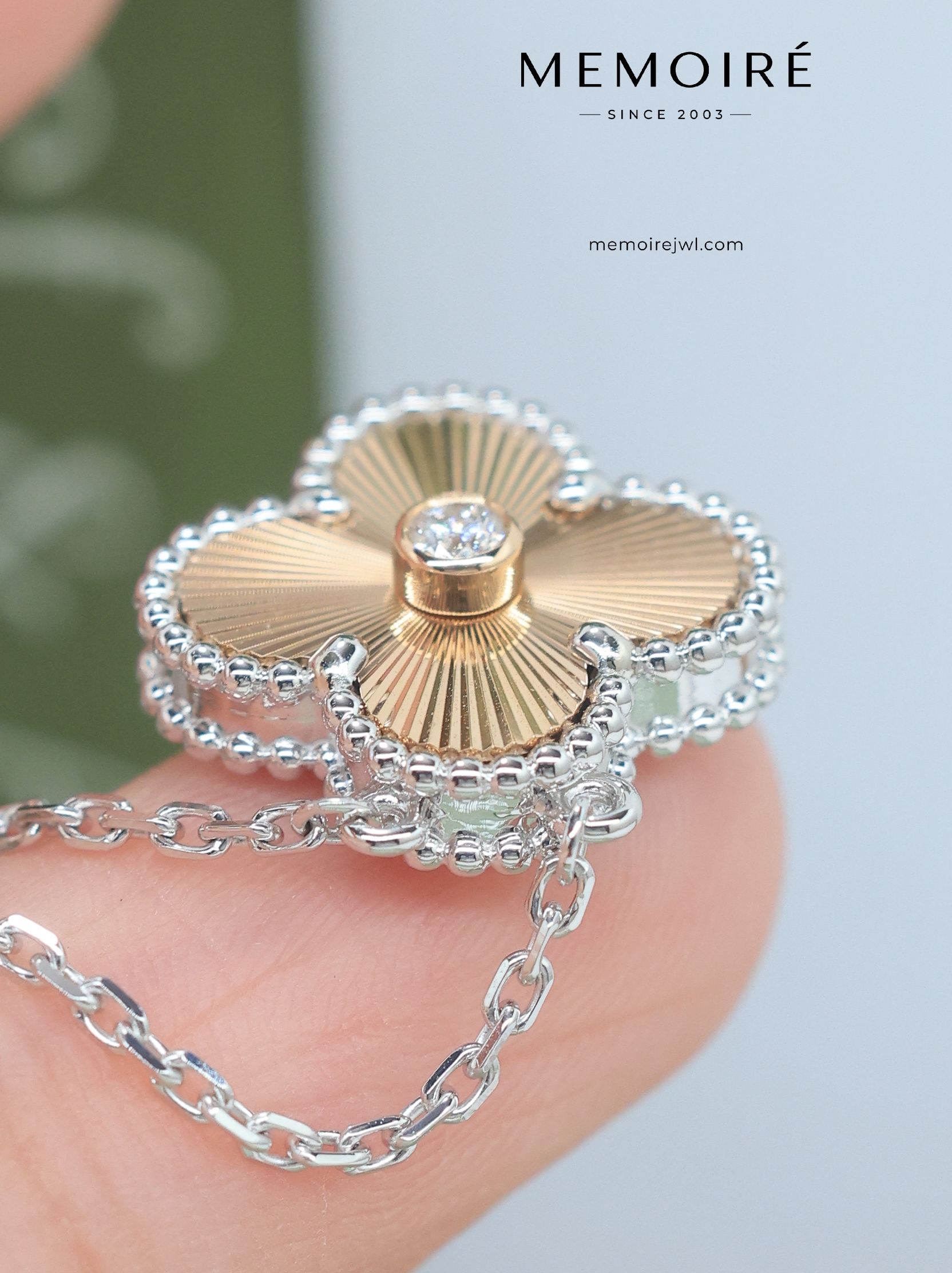 MEMOIRÉ Two-Tone Gold Clover Pendant Necklace with Diamond - Image 4