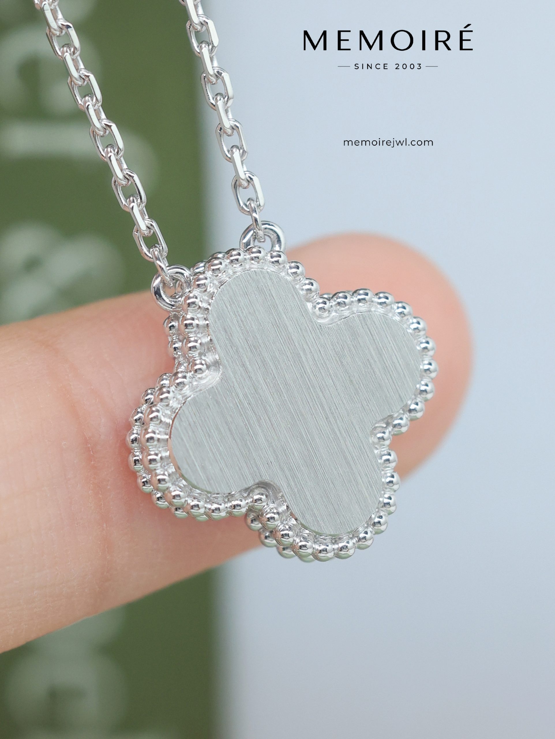 MEMOIRÉ Two-Tone Gold Clover Pendant Necklace with Diamond - Image 5