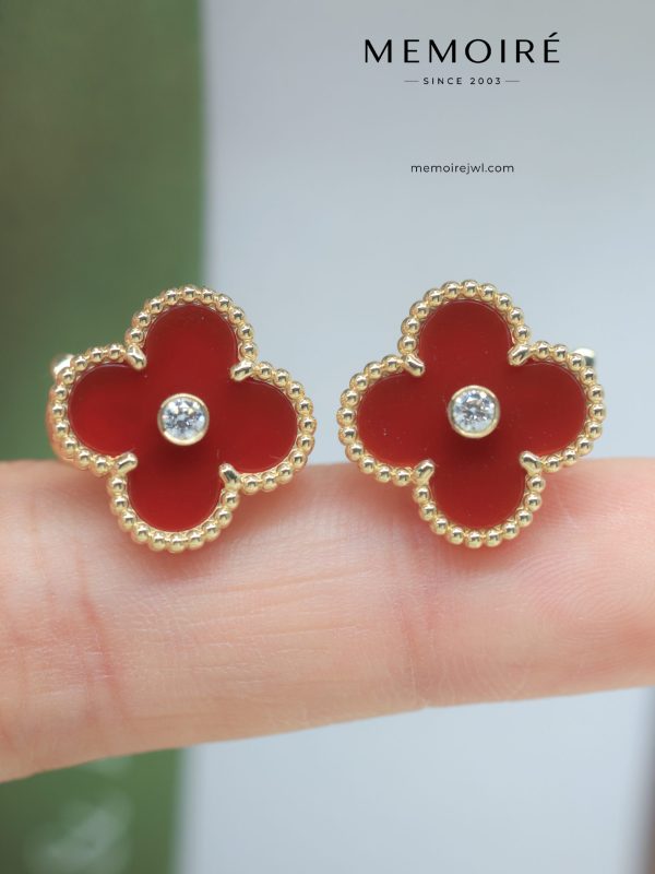 MEMOIRÉ 18K Yellow Gold Red Agate Clover Stud Earrings with Diamond