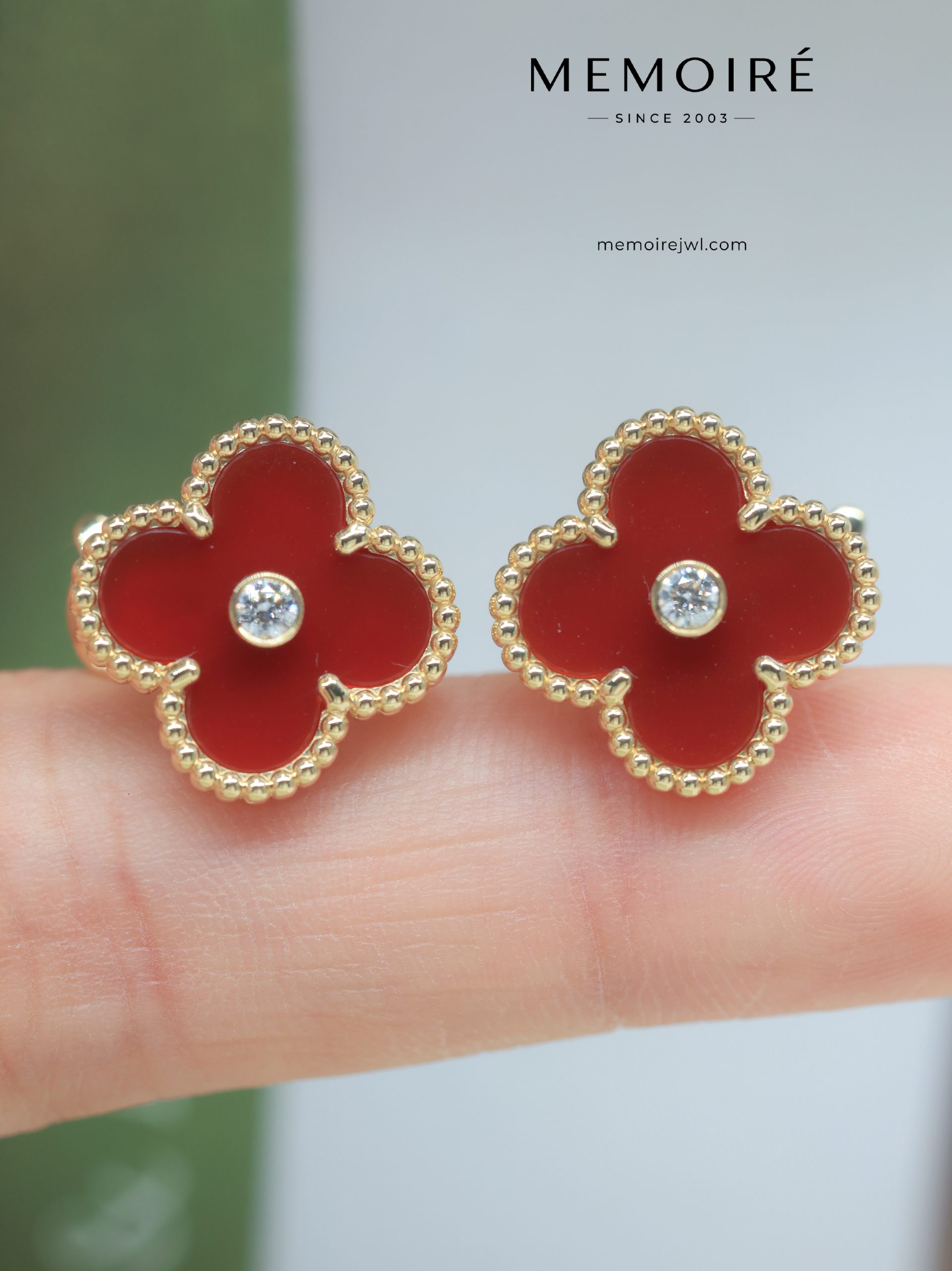 MEMOIRÉ 18K Yellow Gold Red Agate Clover Stud Earrings with Diamond