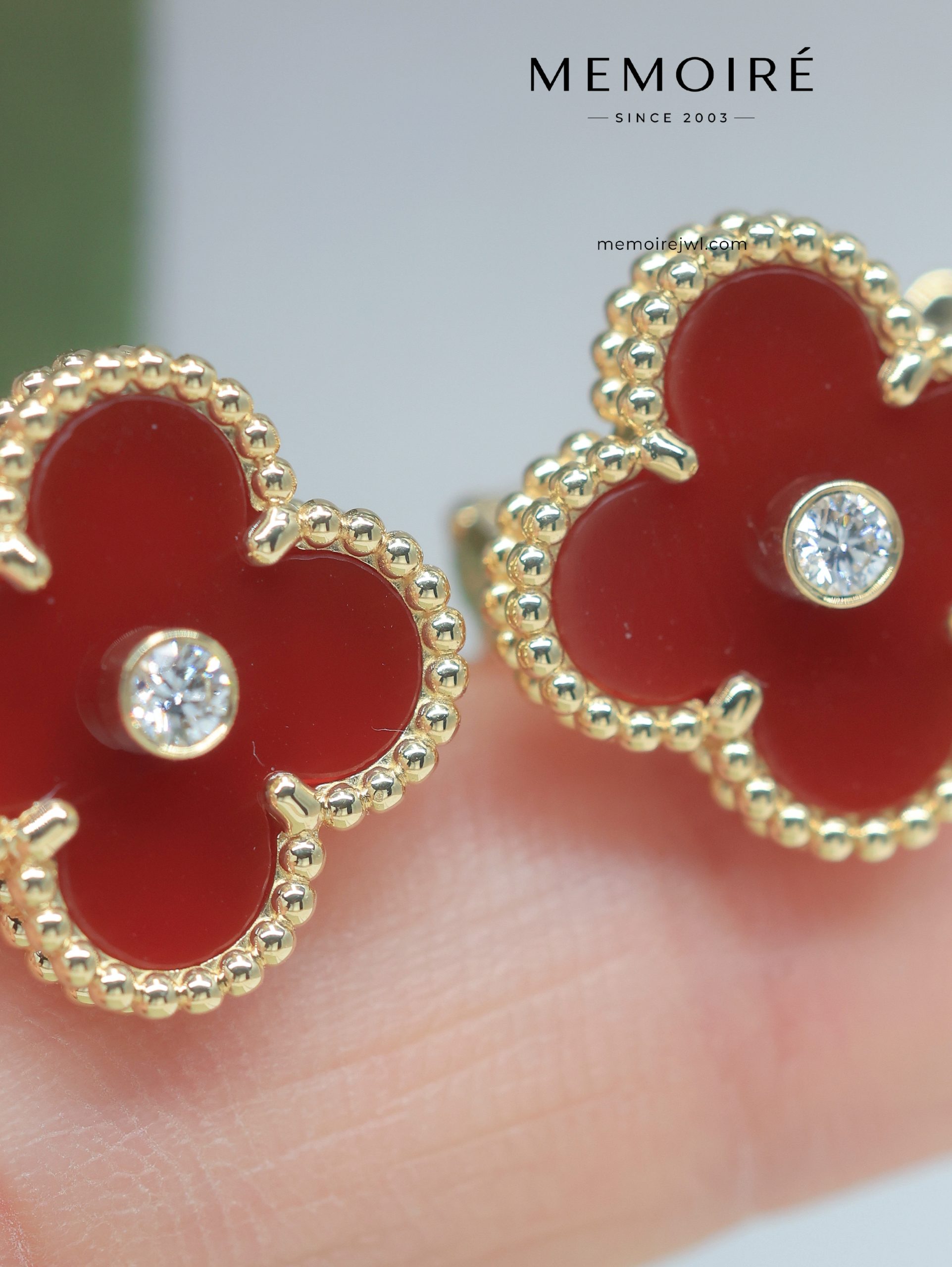MEMOIRÉ 18K Yellow Gold Red Agate Clover Stud Earrings with Diamond - Image 3
