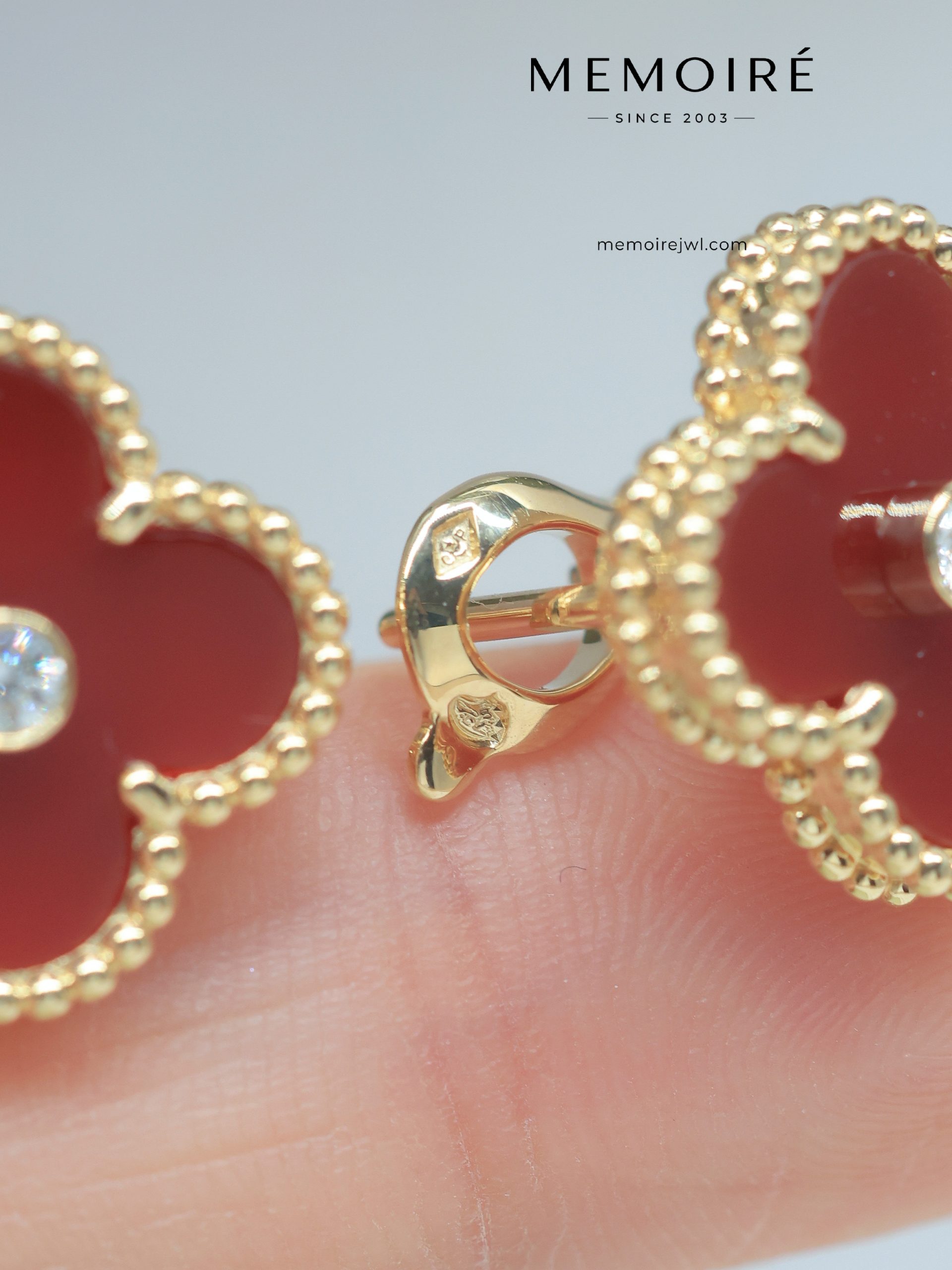 MEMOIRÉ 18K Yellow Gold Red Agate Clover Stud Earrings with Diamond - Image 4