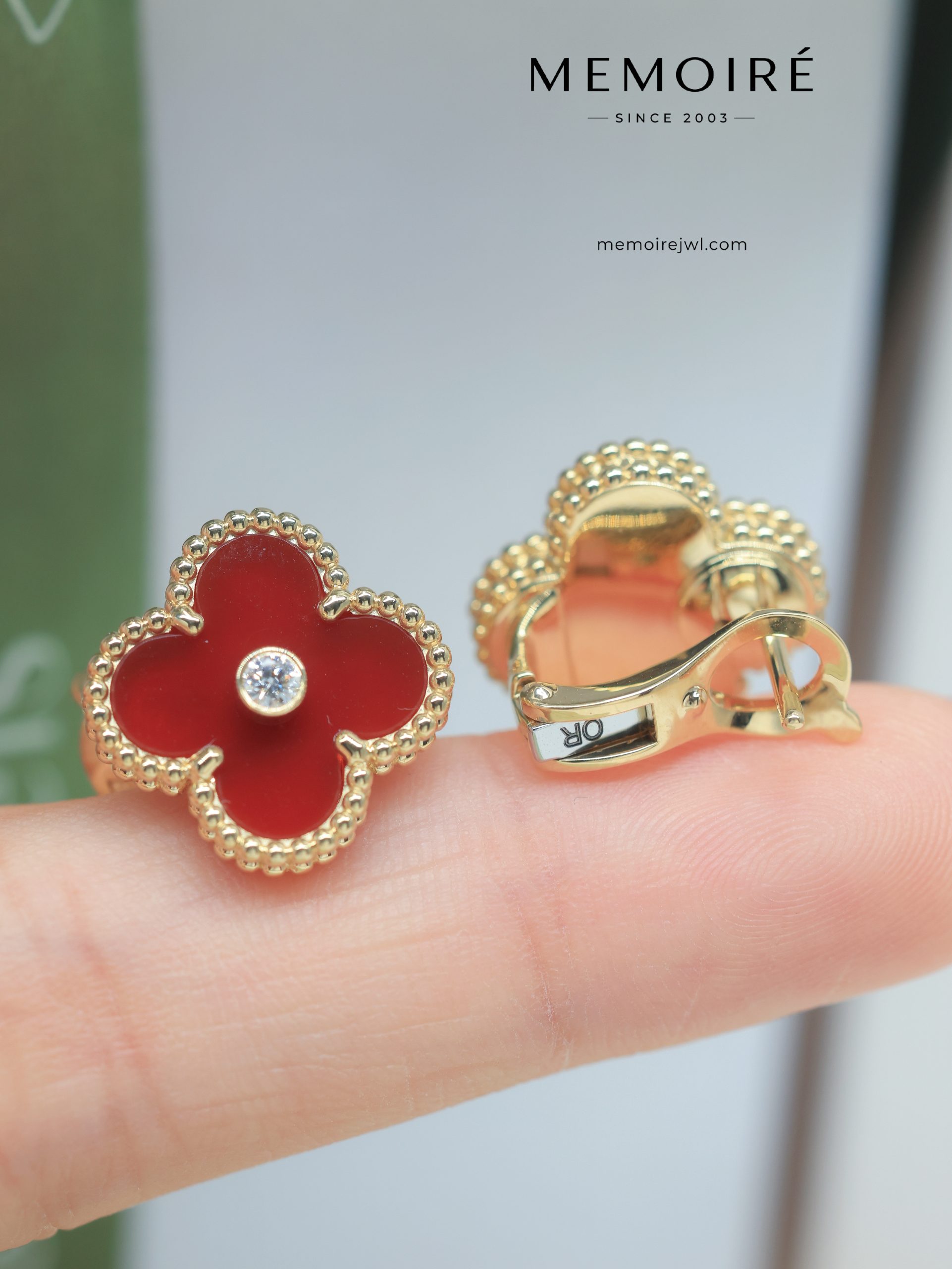 MEMOIRÉ 18K Yellow Gold Red Agate Clover Stud Earrings with Diamond - Image 5