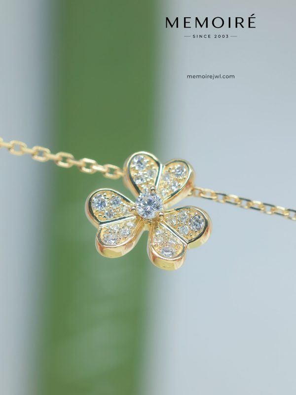 MEMOIRÉ 18K Yellow Gold Full Diamond Flower Charm Bracelet
