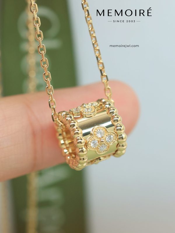 MEMOIRÉ 18K Yellow Gold Diamond Clover Barrel Pendant Necklace