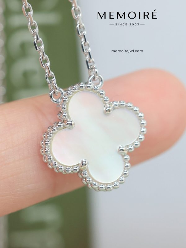 MEMOIRÉ 18K White Gold Mother-of-Pearl Clover Pendant Necklace