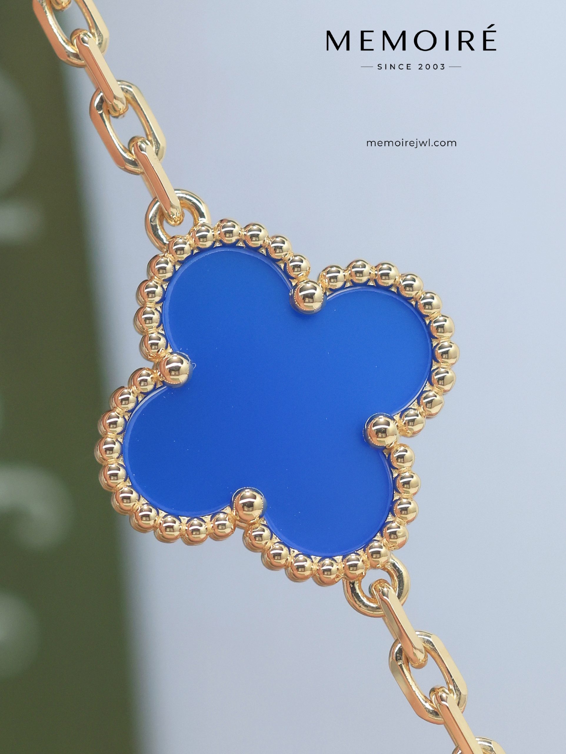 MEMOIRÉ 18K Yellow Gold Blue Agate Clover Bracelet - Image 3