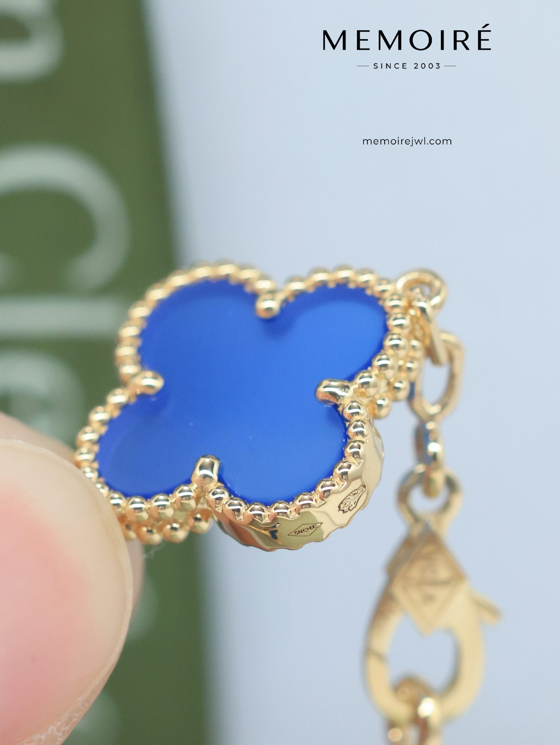 MEMOIRÉ 18K Yellow Gold Blue Agate Clover Bracelet - Image 4