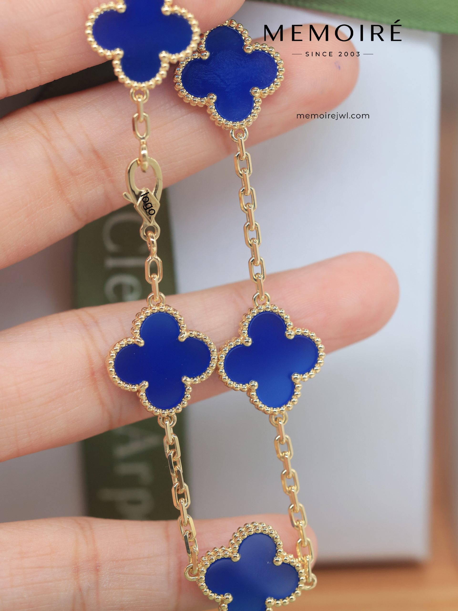 MEMOIRÉ 18K Yellow Gold Blue Agate Clover Bracelet - Image 5