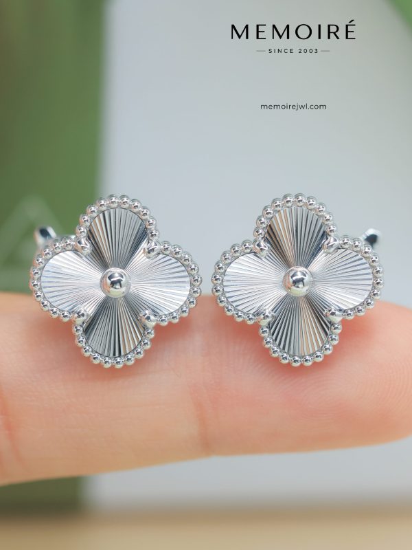 MEMOIRÉ 18K White Gold Sunburst Clover Stud Earrings