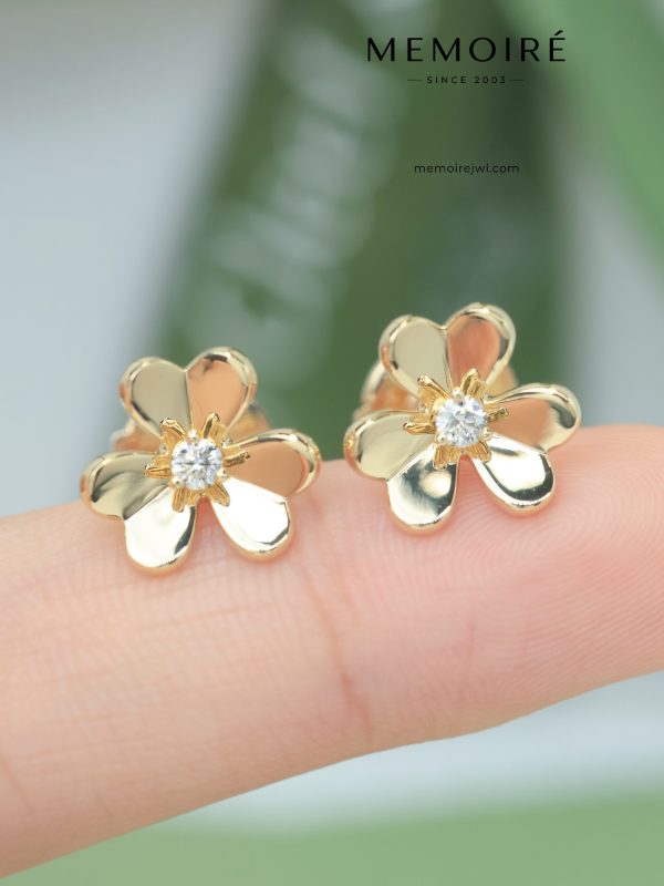 MEMOIRÉ 18K Yellow Gold Flower Stud Earrings with Center Diamond